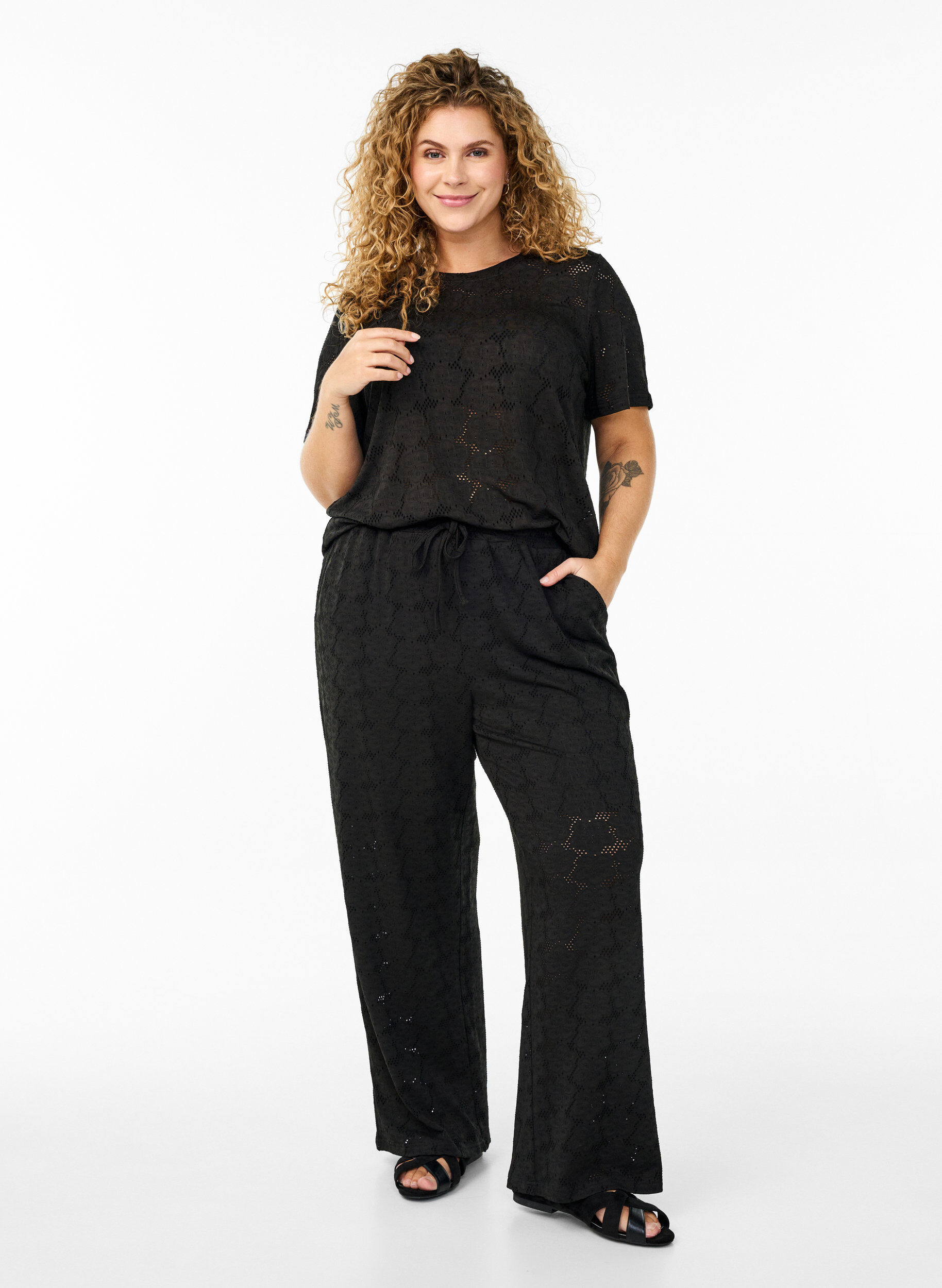 Zizzi FLASH - Pantalon textur&eacute; taille haute, Noir, Model image number 0