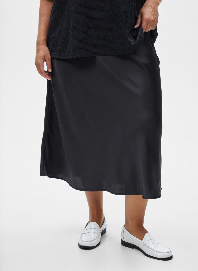 Midirock aus Satin, Schwarz, Model image number 3