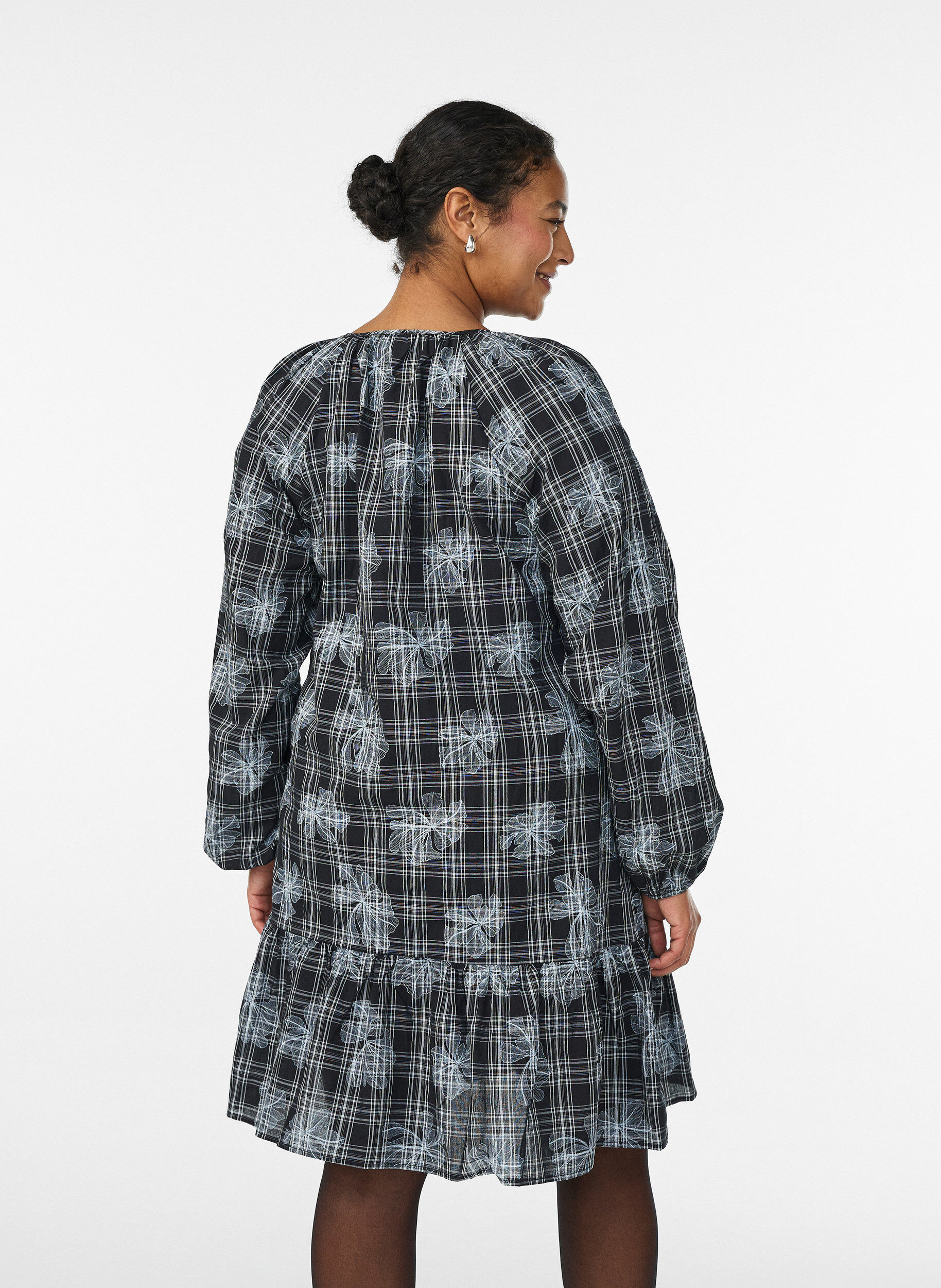 Zizzi Kurzes Kleid mit Karo- und Blumenmuster, Schwarz, Model image number 2