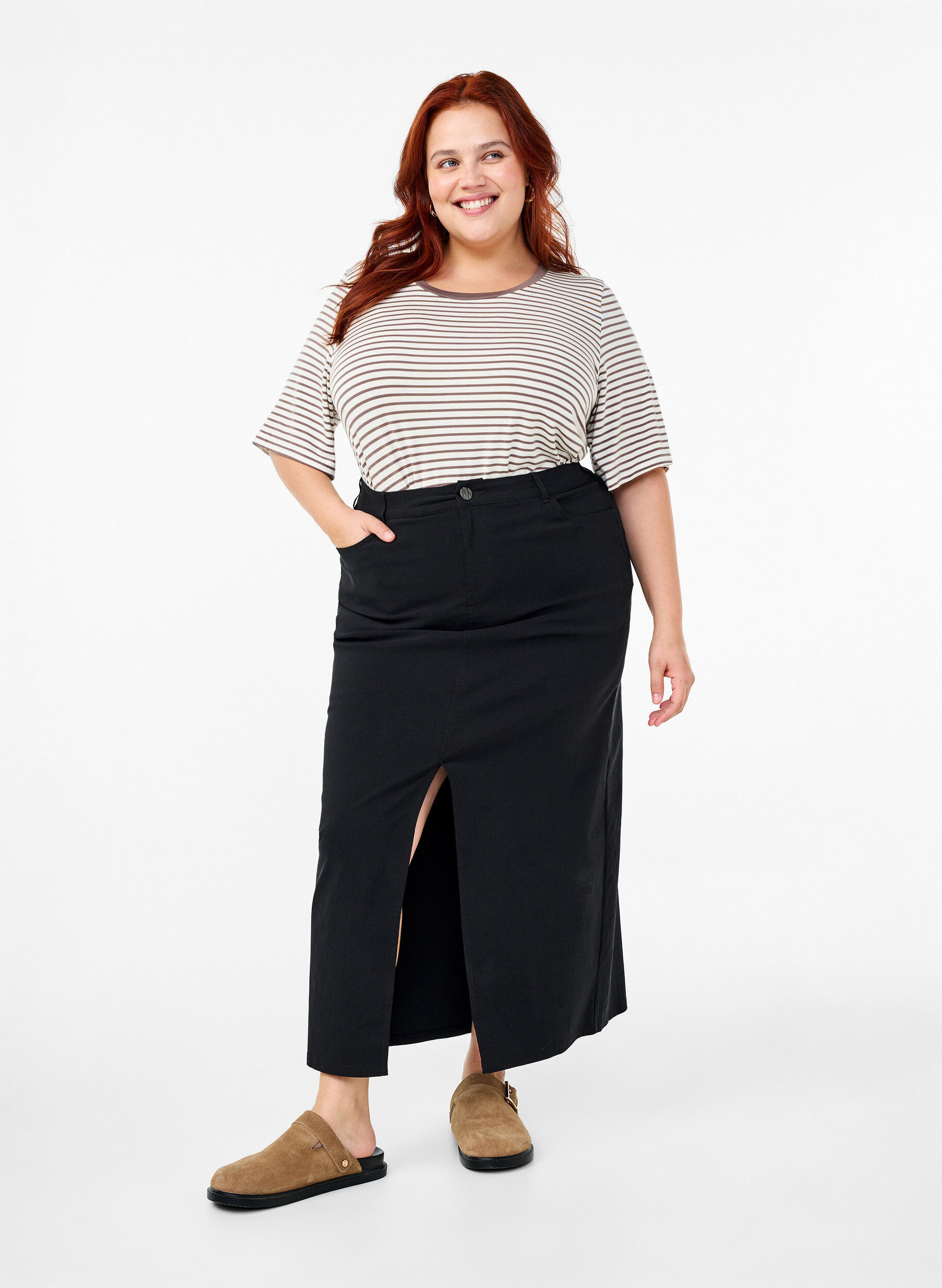 Zizzi T-shirt ray&eacute; en Lyocell &agrave; col rond, Camel, Model image number 1