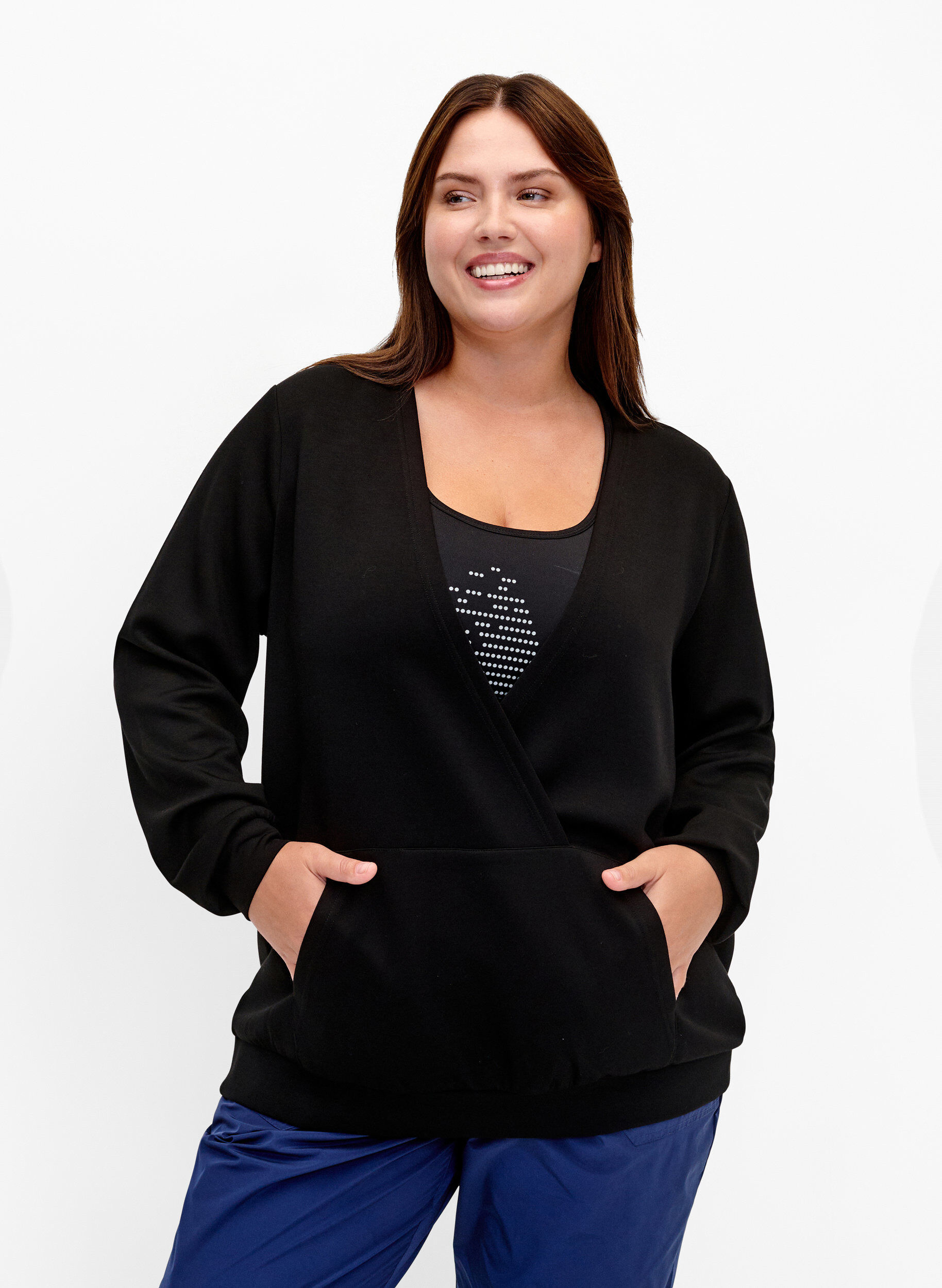 Zizzi Sweatshirt mit V-Ausschnitt und Tasche, Black, Model image number 0