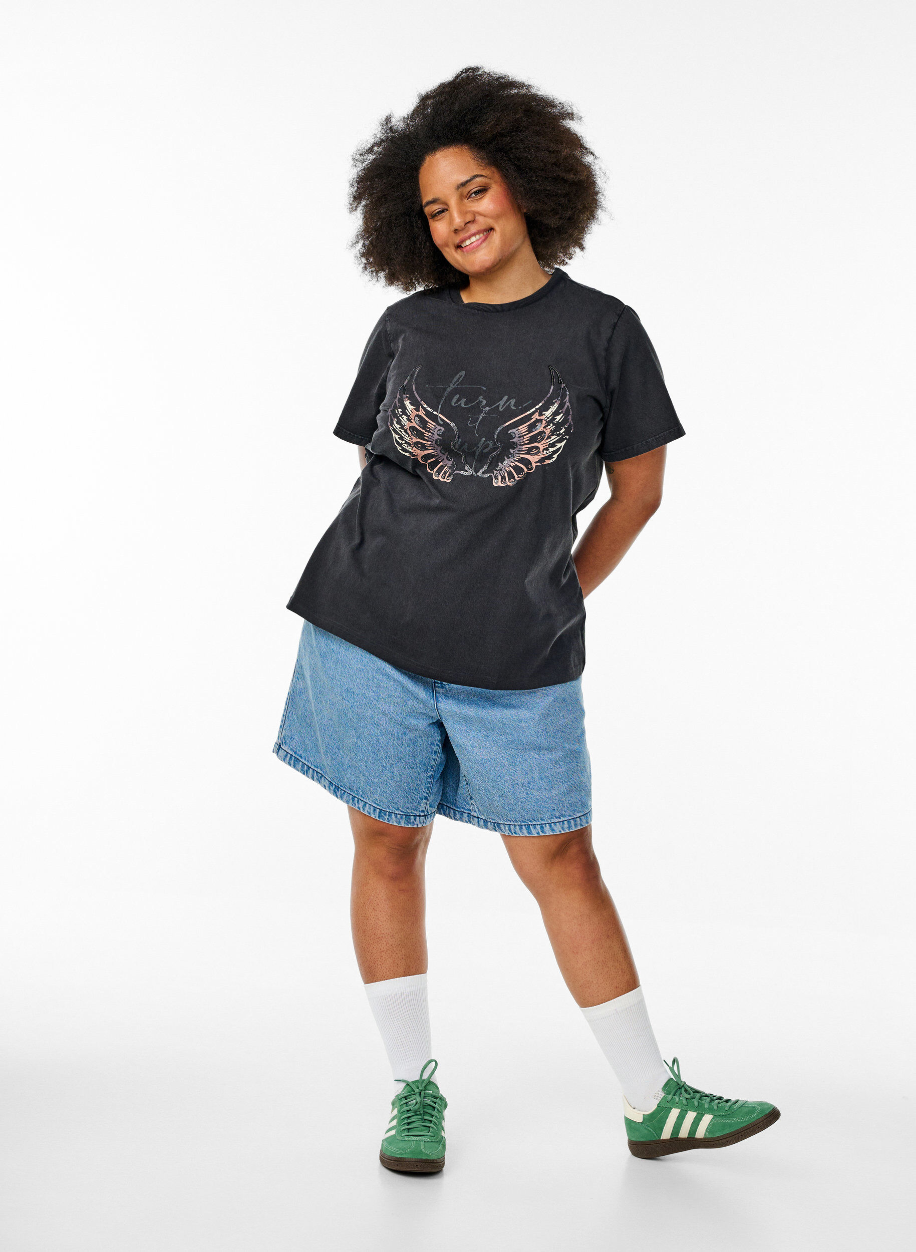 Zizzi T-Shirt aus Bio-Baumwolle mit Statement-Print, Grau, Model image number 1