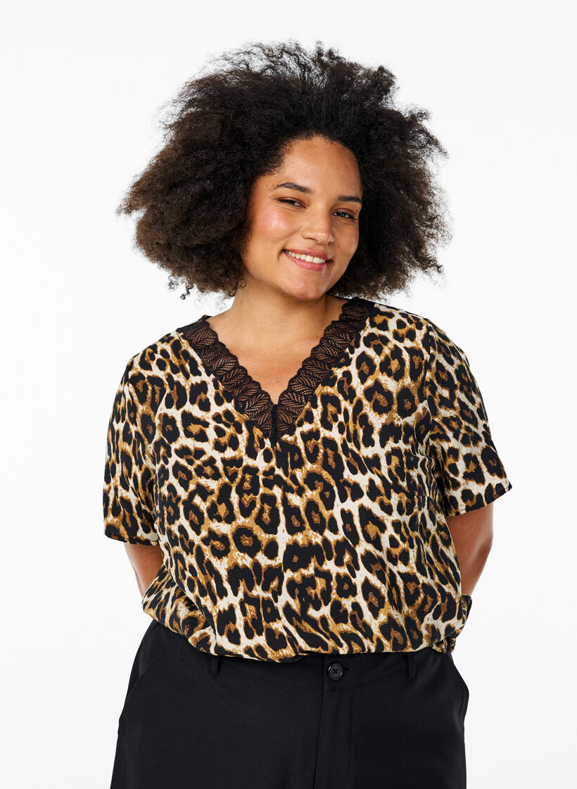 Chemisier en viscose à manches courtes avec bordure en dentelle, Marron, Model image number 0