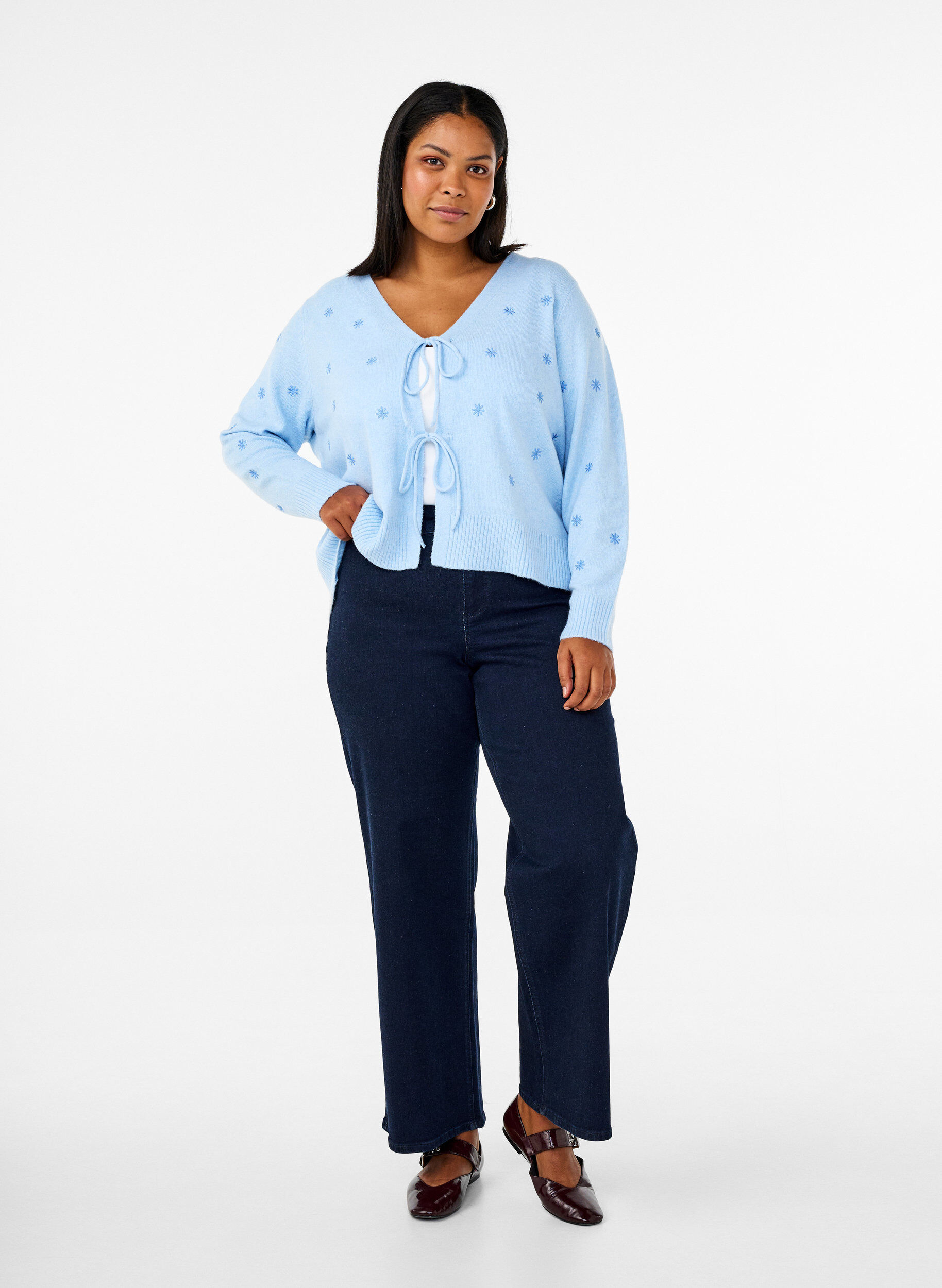 Zizzi Strickjacke mit Schn&uuml;rdetails und Stickerei, Cashmere Blue Comb, Model image number 2