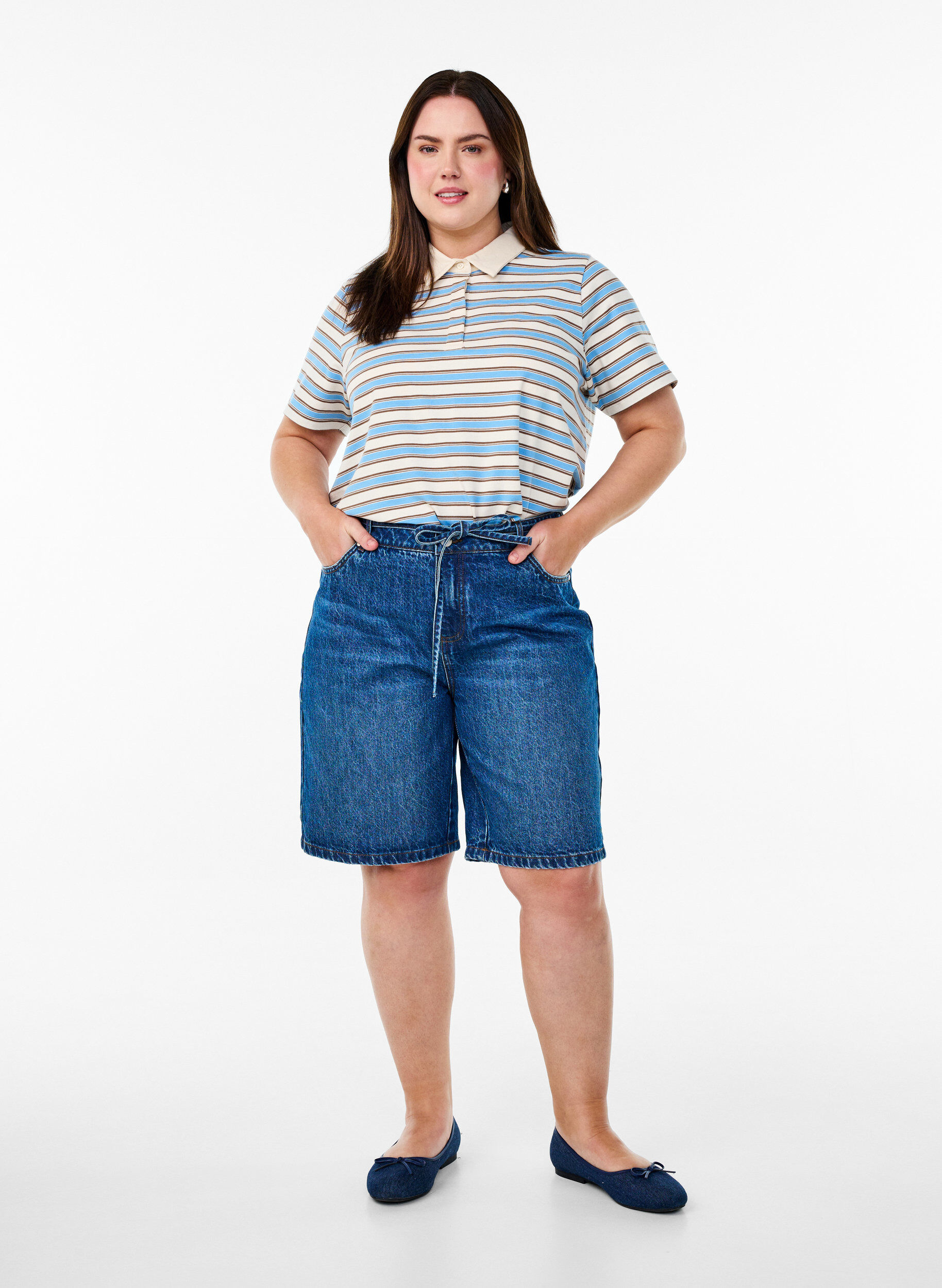 Zizzi Poloshirt mit Streifen und kurzen &Auml;rmeln, Blau, Model image number 1
