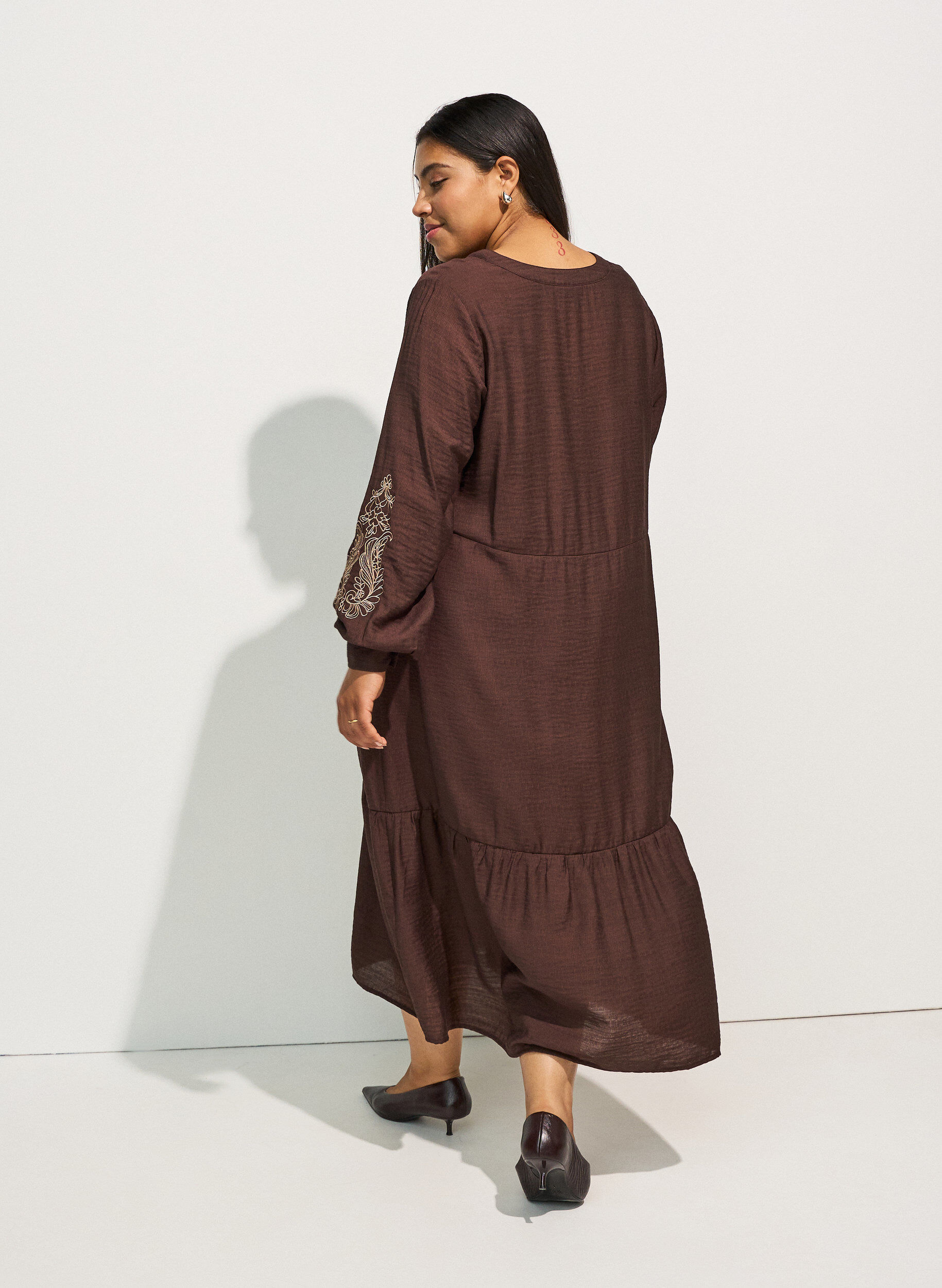 ZizziRobe en viscose avec broderies et volants &eacute;tag&eacute;s, Marron, Model image number 1