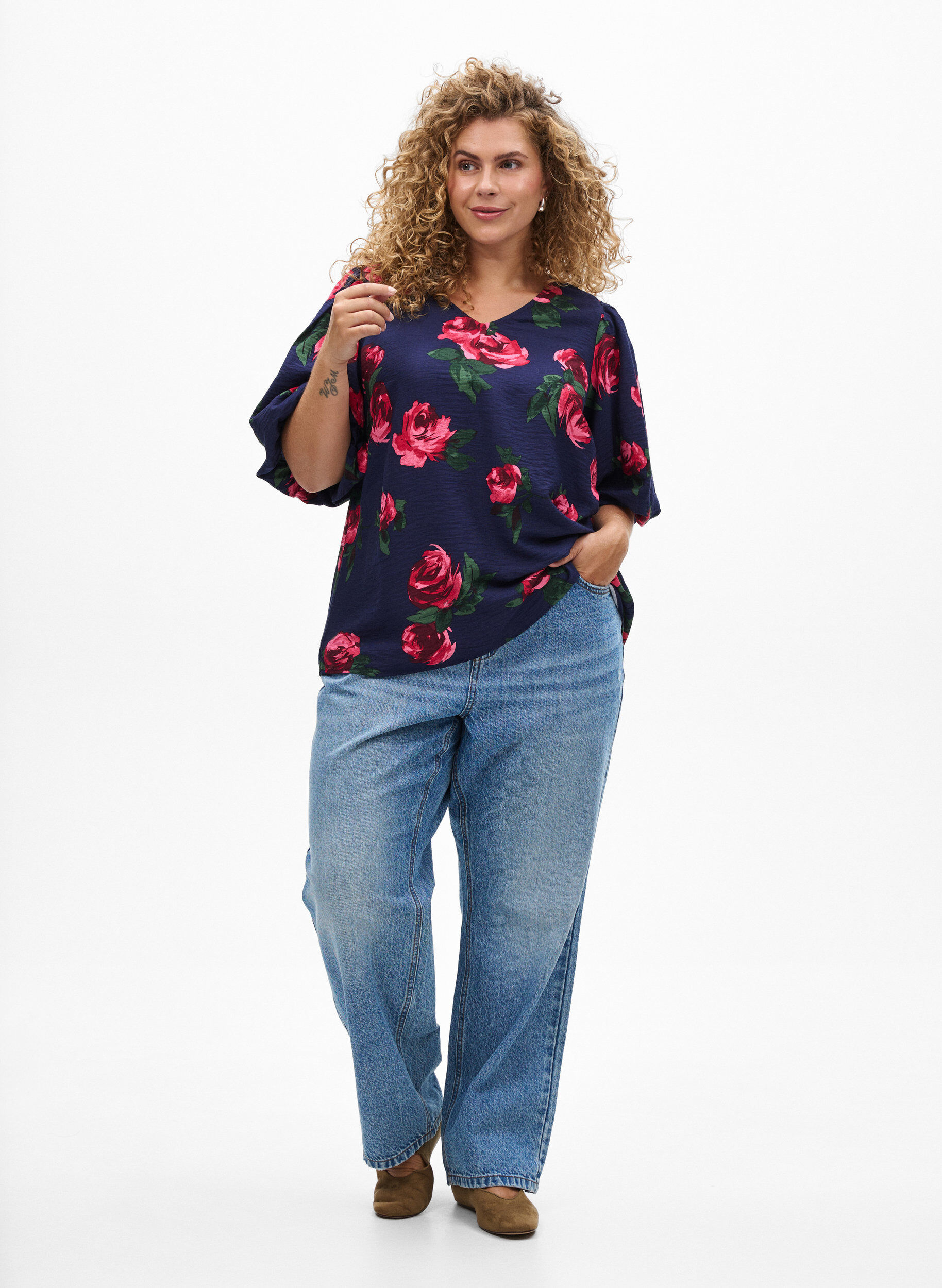 Zizzi Bluse mit Rosenprint und kurzen Ballon&auml;rmeln, Blau, Model image number 1