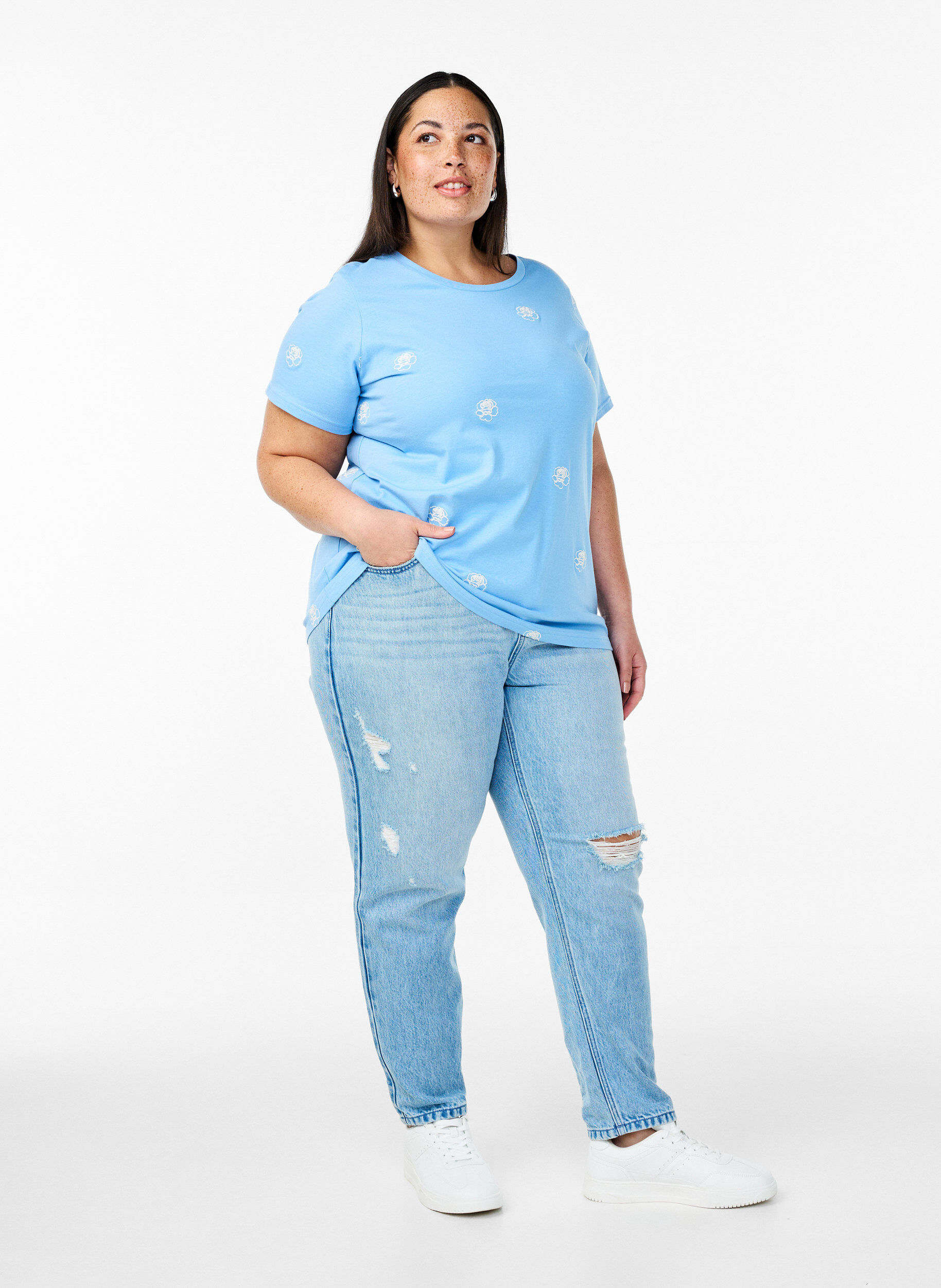 Jeans Mille mom-fit &agrave; d&eacute;tails effiloch&eacute;s, Bleu Clair, Model