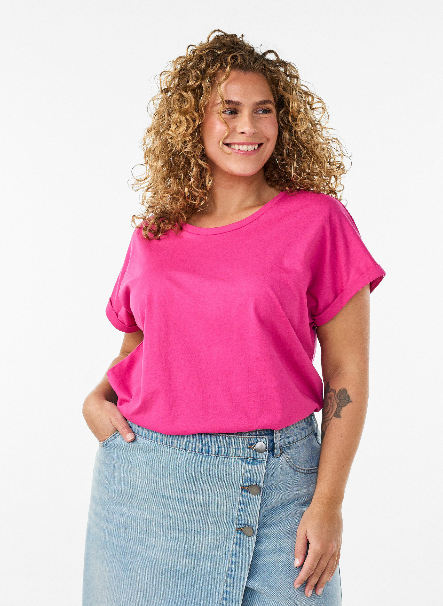 Kurz&auml;rmeliges T-Shirt aus einer Baumwollmischung, Pink, Model