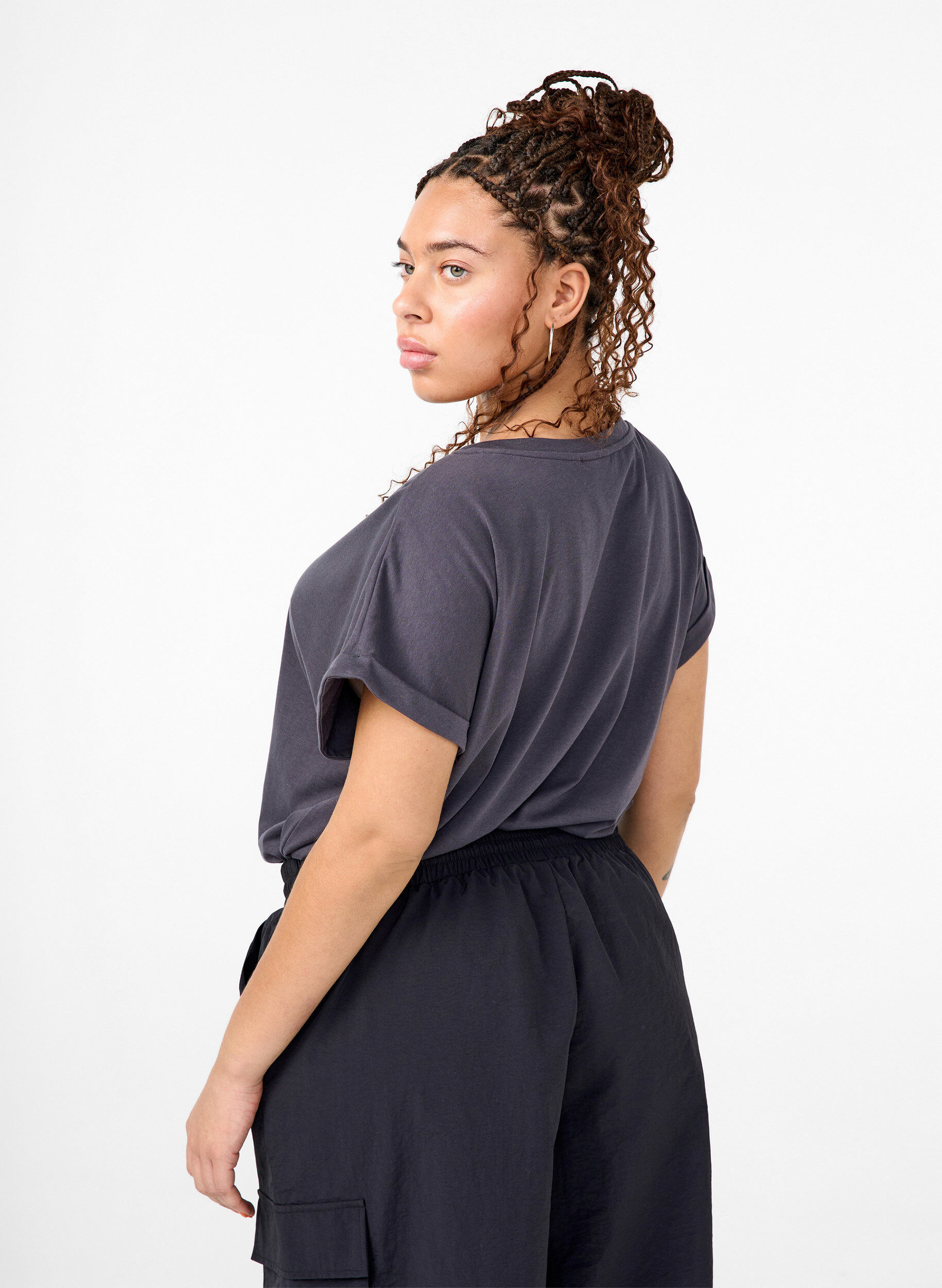 Zizzi Kurz&auml;rmliges T-Shirt aus einer Baumwollmischung, Grau, Model image number 2