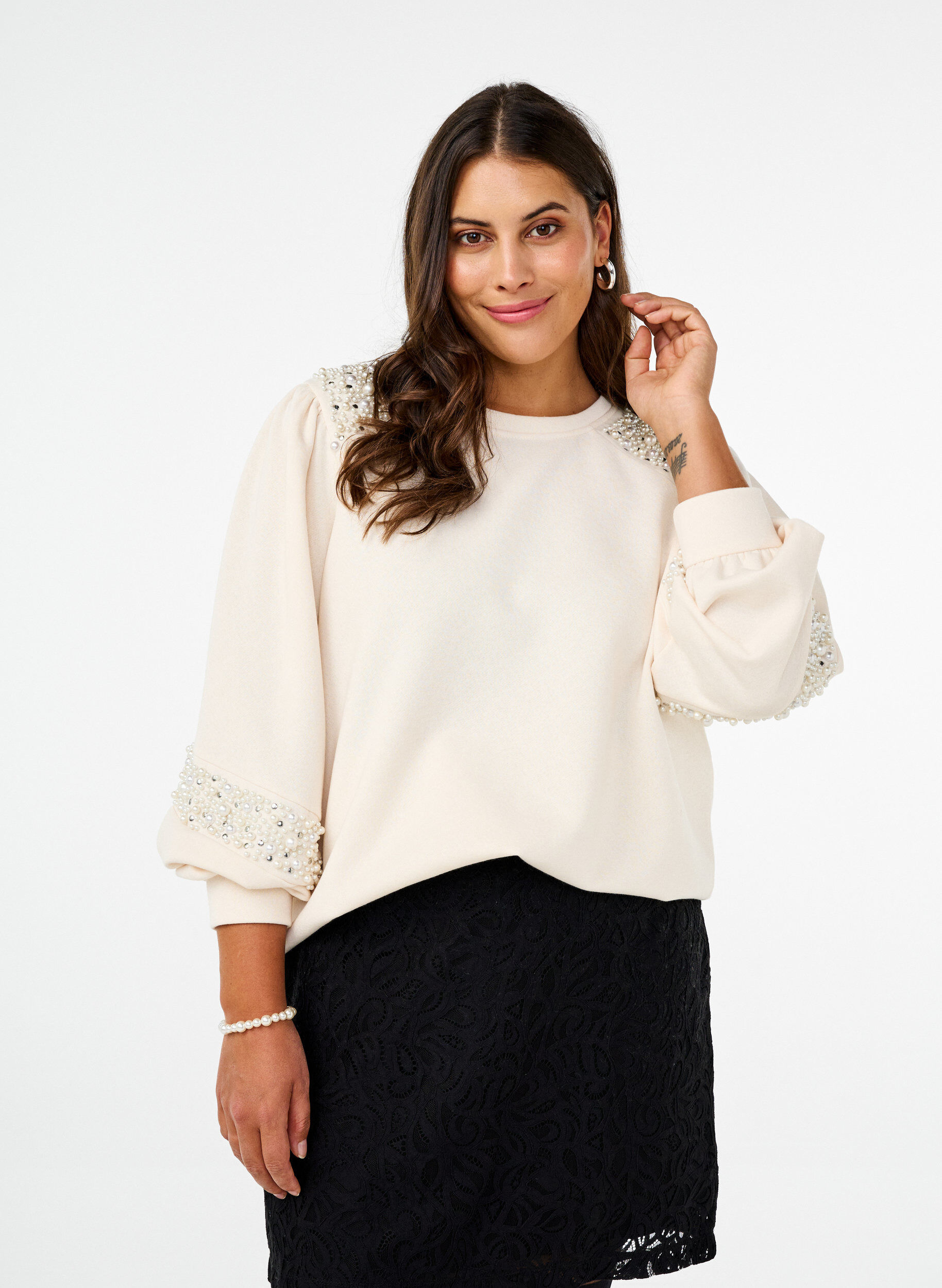 Zizzi Sweatshirt mit Perlendetails, Buttercream, Model image number 0