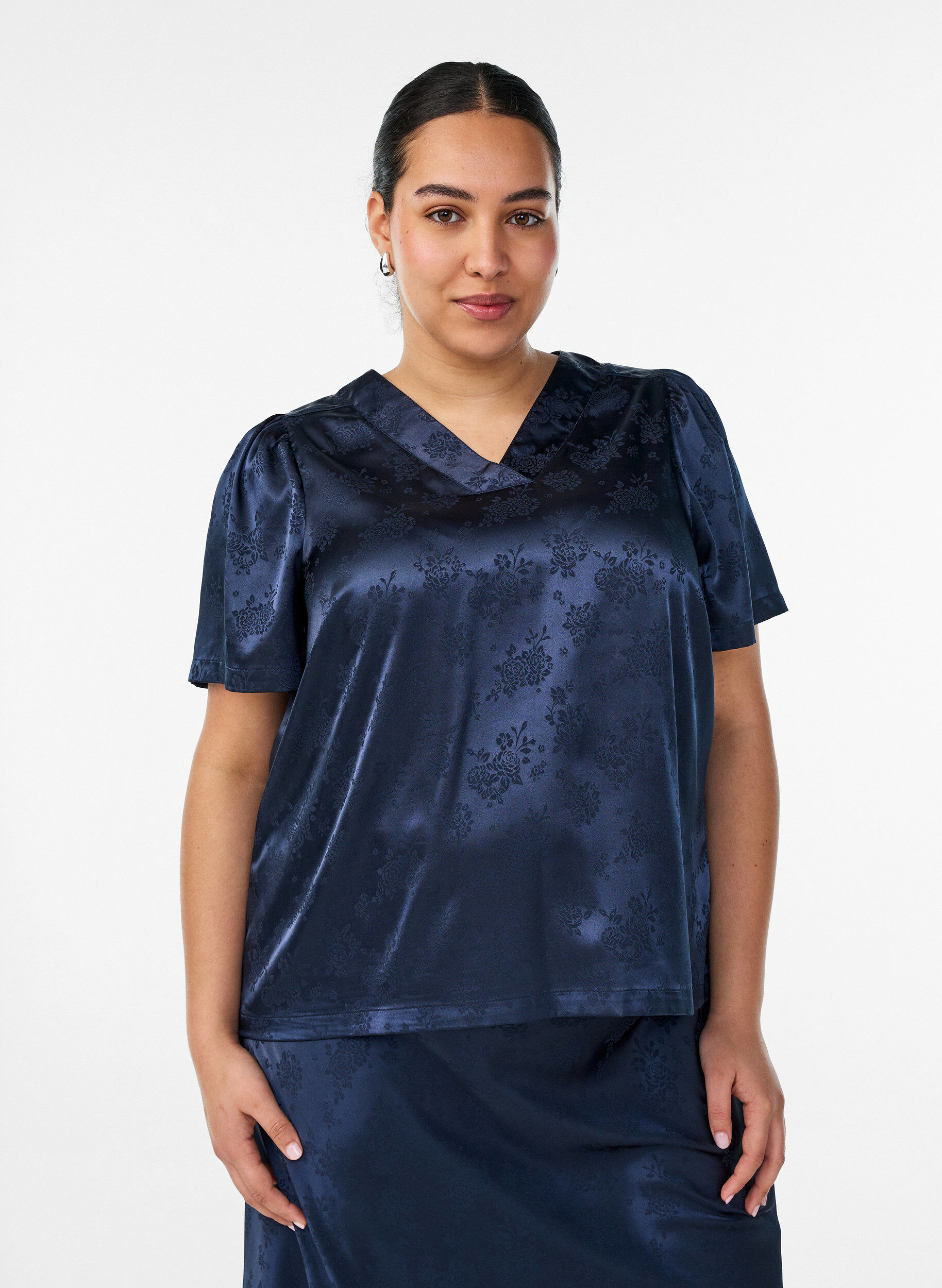 Gebl&uuml;mte Bluse aus Satin mit V-Ausschnitt, Blau, Model