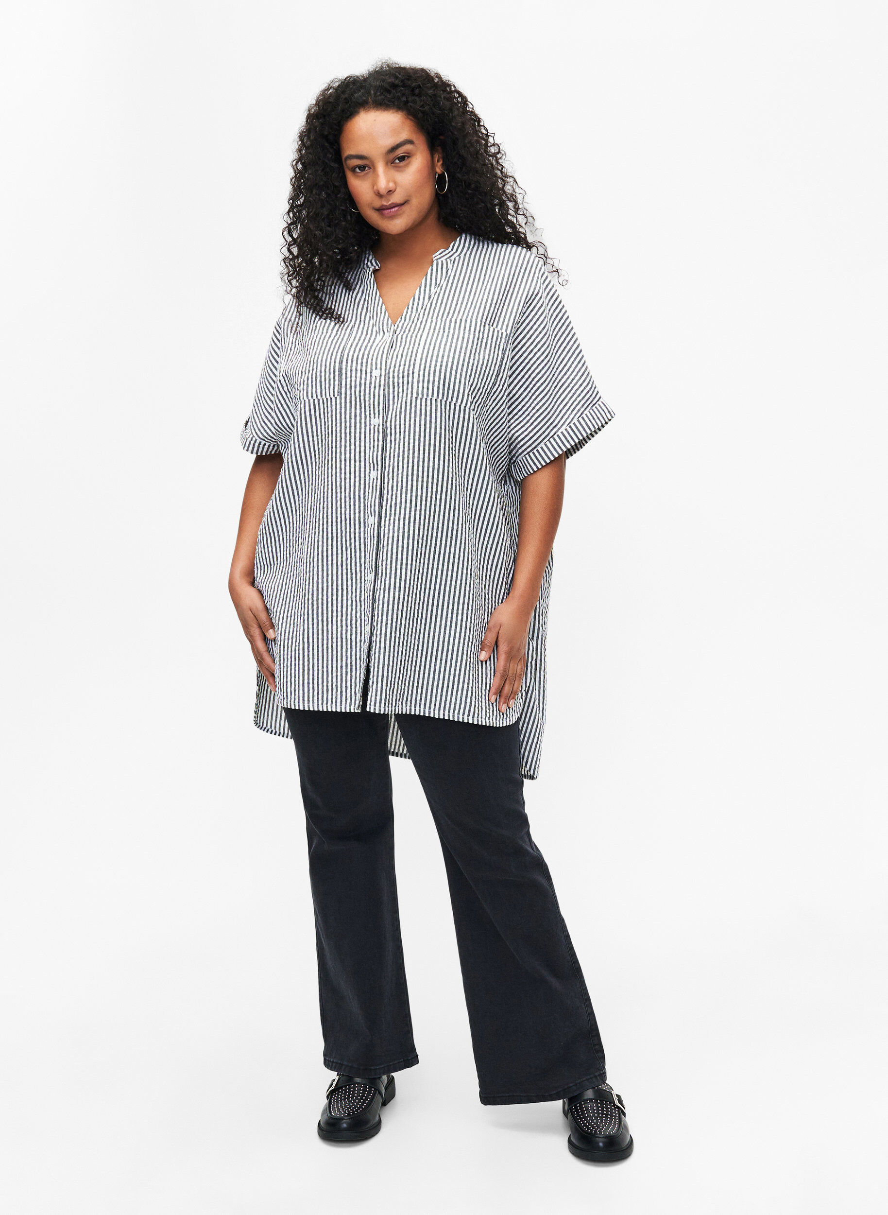 Zizzi Chemise ray&eacute;e avec poches de poitrine, White/Black Stripe, Model image number 2