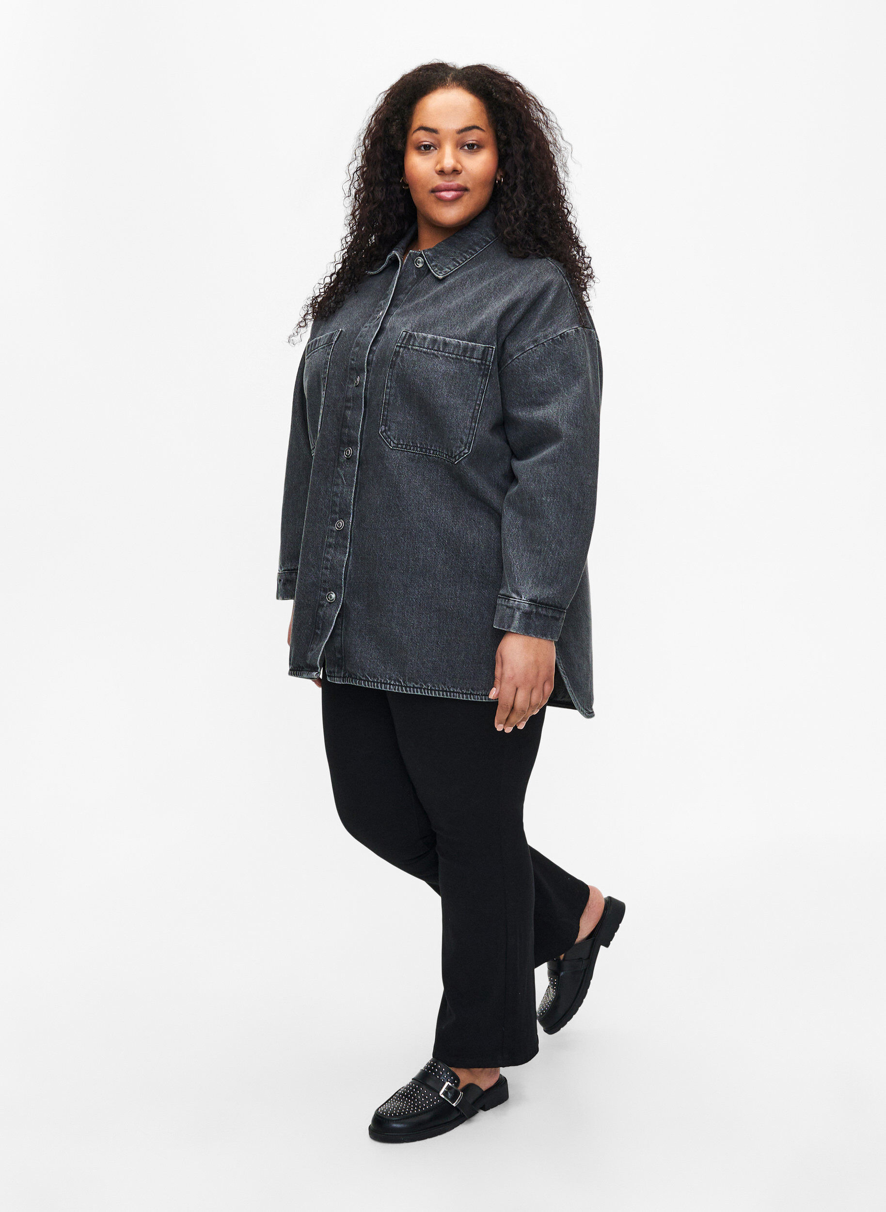 Zizzi Locker sitzende Jeansjacke mit Kn&ouml;pfen, Grey Denim, Model image number 2
