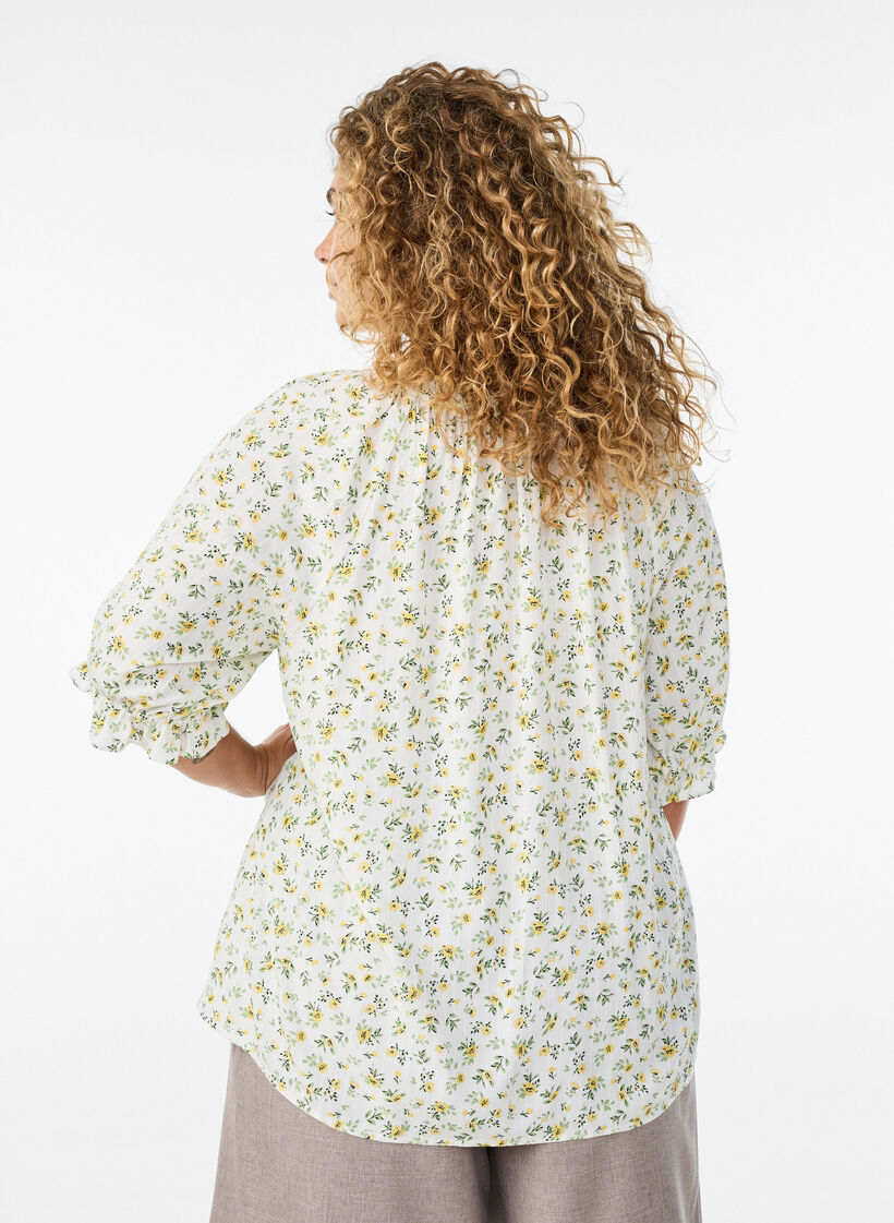 Blouse en viscose &agrave; fleurs avec manches mi-longues, Blanc, Model image number 2