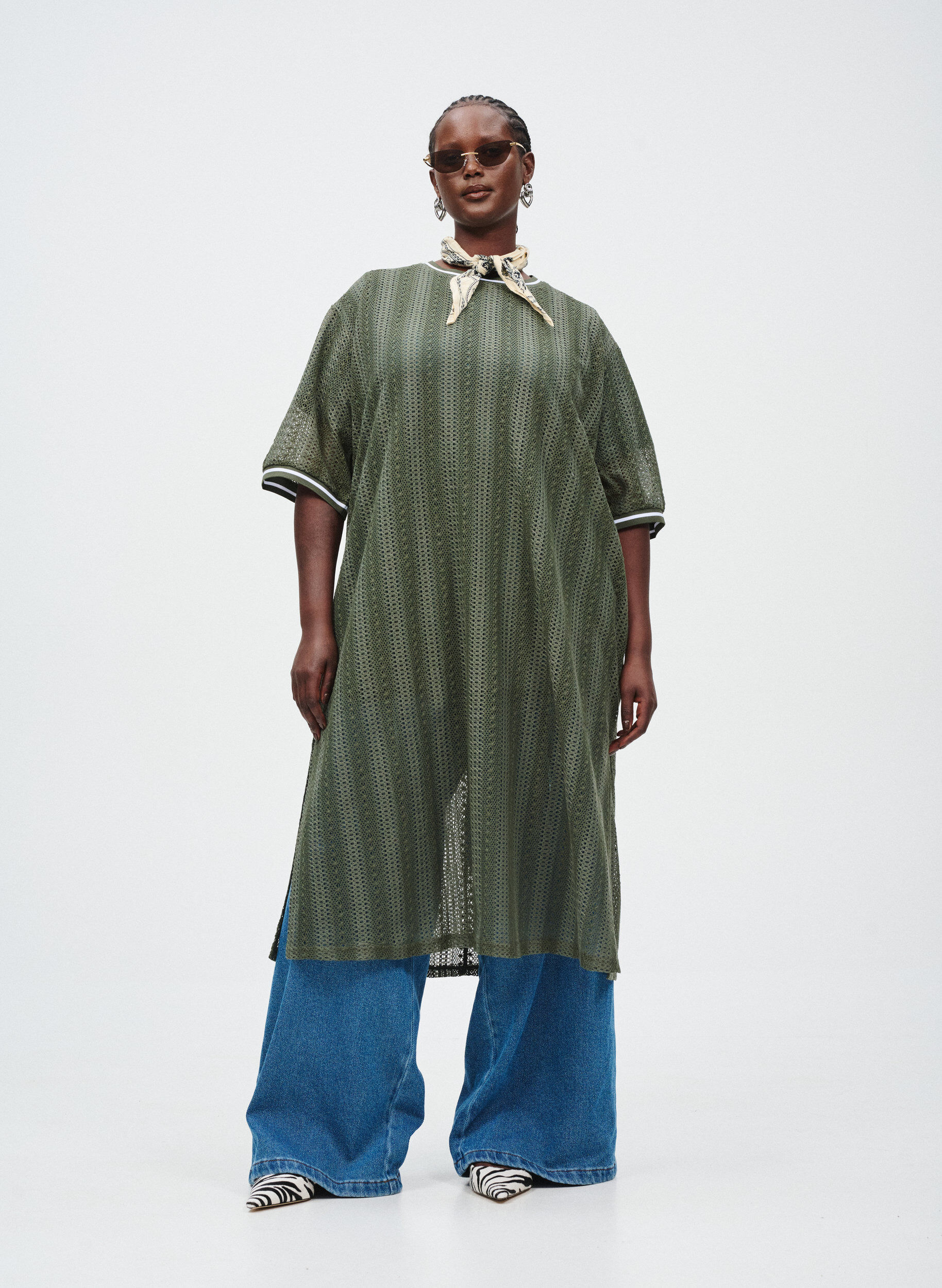 Zizzi Robe mi-longue avec motif ajour&eacute; et manches courtes, Vert Kaki, Image image number 0