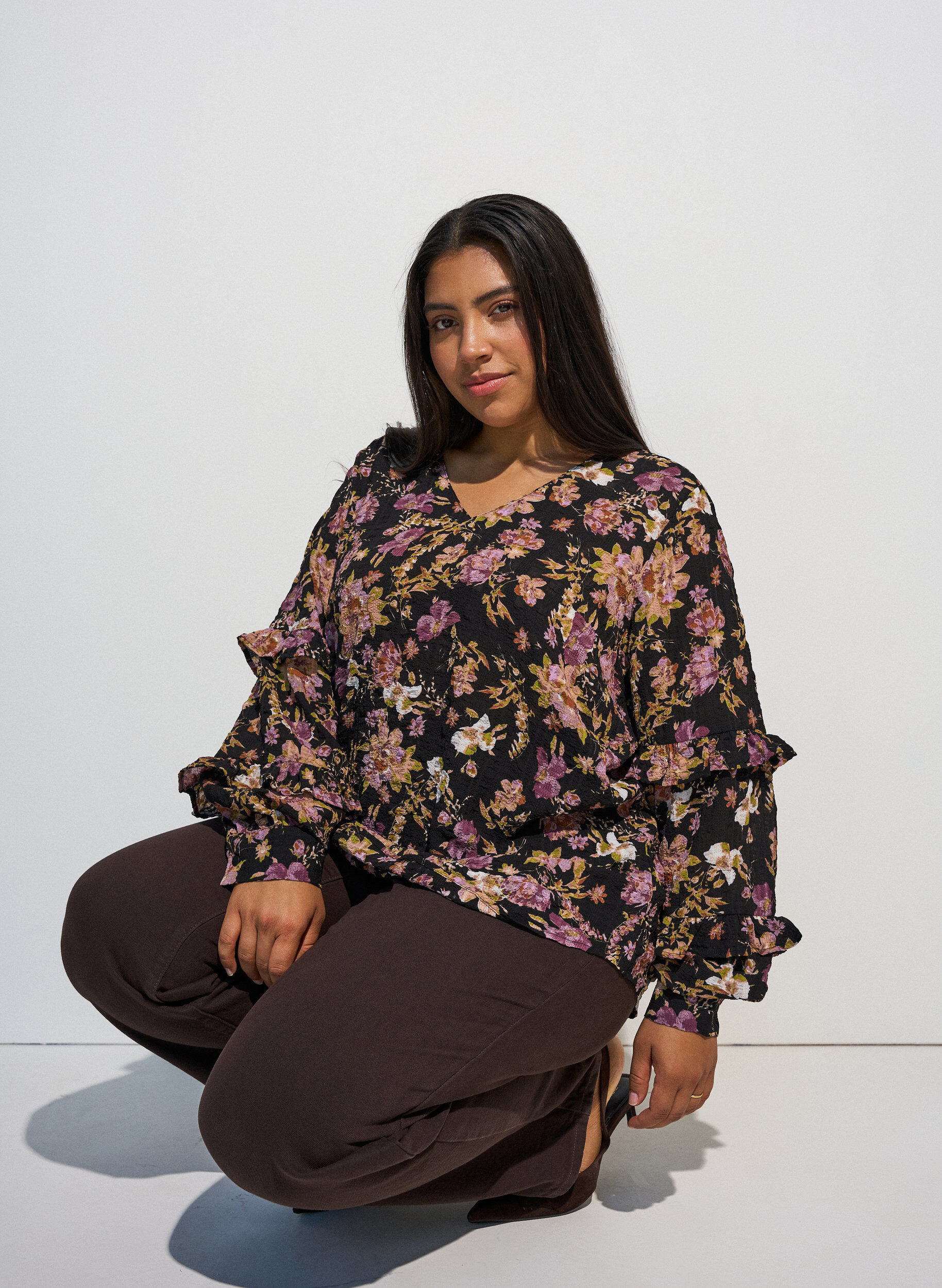 Bluse mit Blumenprint und R&uuml;schendetails, Schwarz, Model