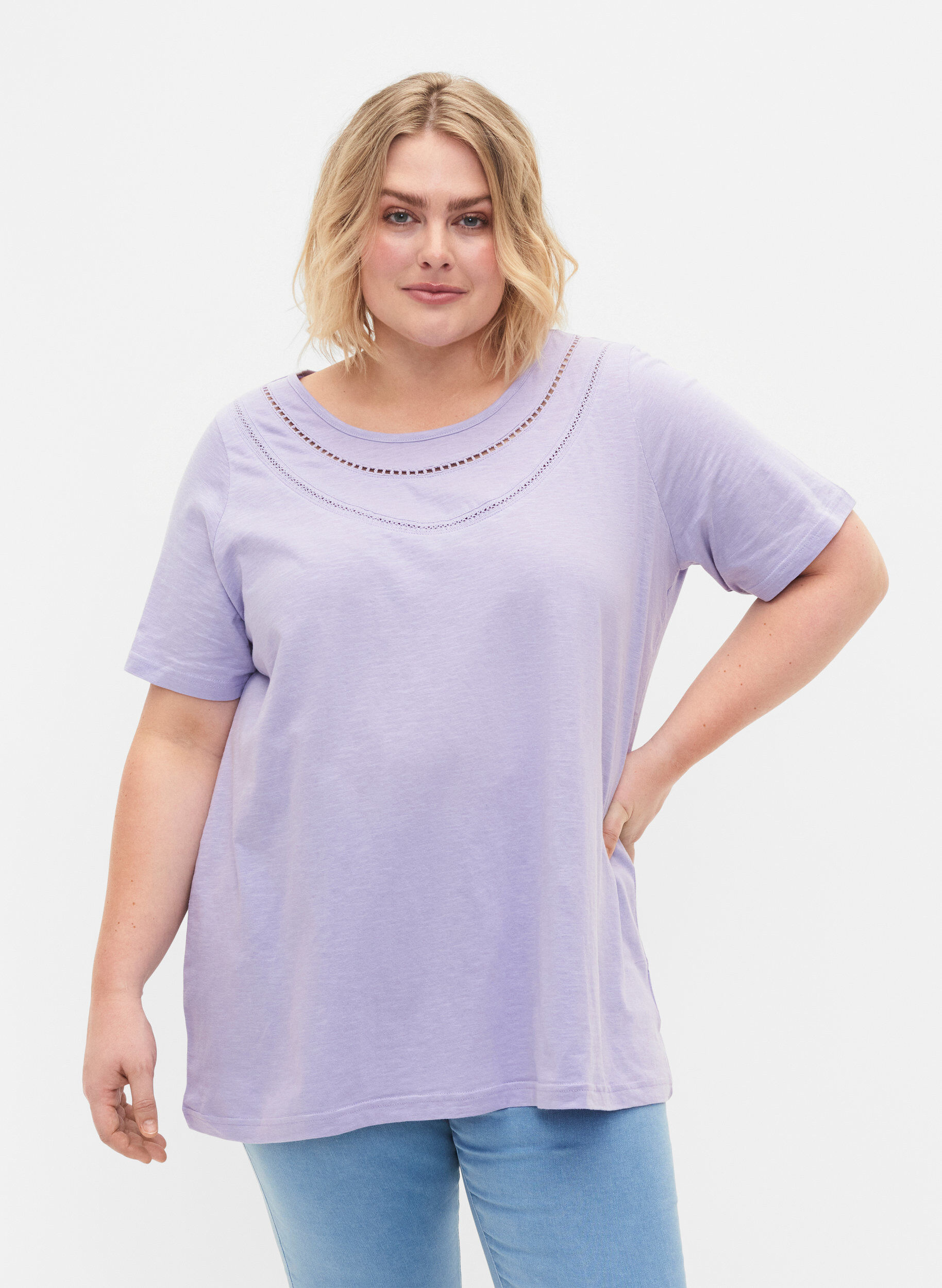 Zizzi T-shirt en coton avec ruban en dentelle, Lavender, Model image number 0