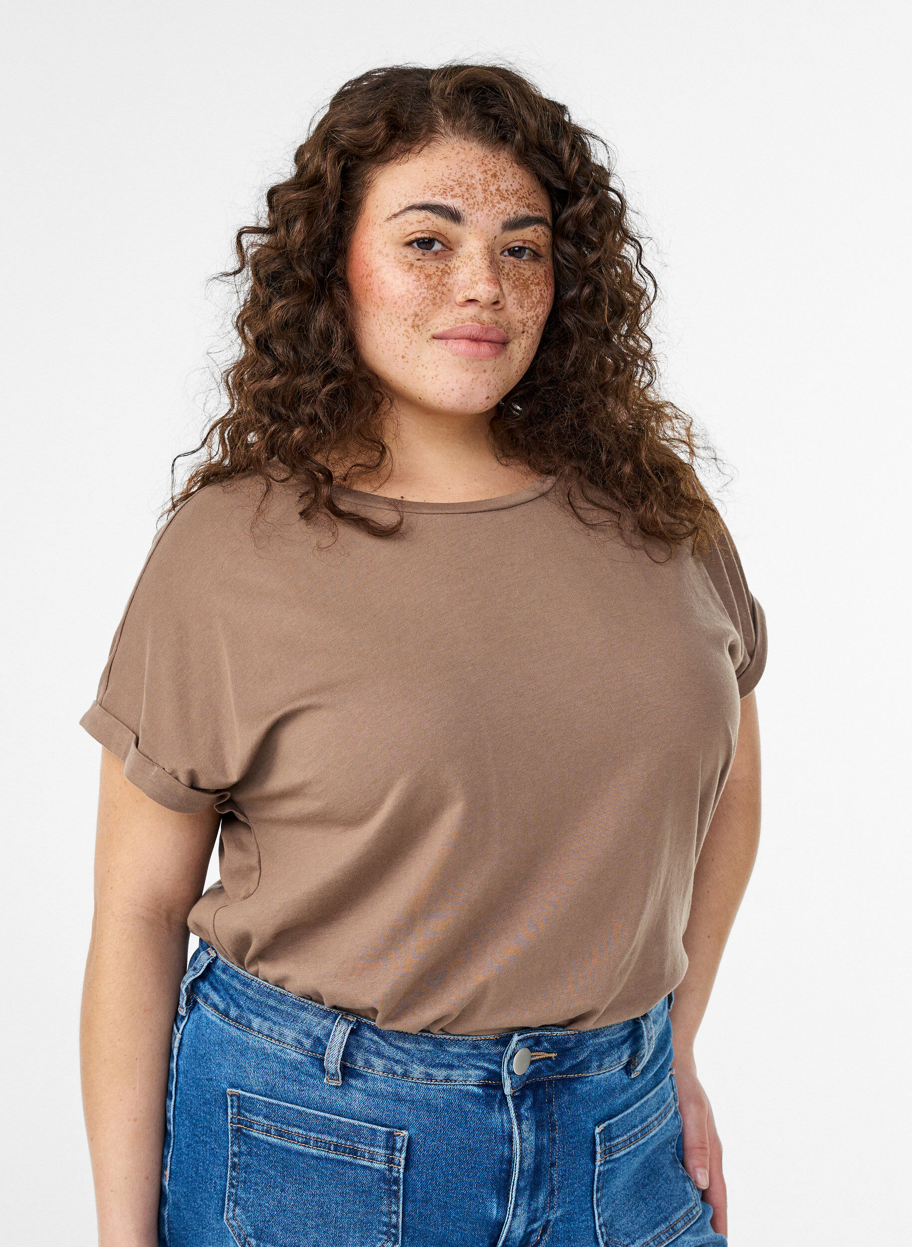 Kurz&auml;rmeliges T-Shirt aus Baumwollmischgewebe, Braun, Model
