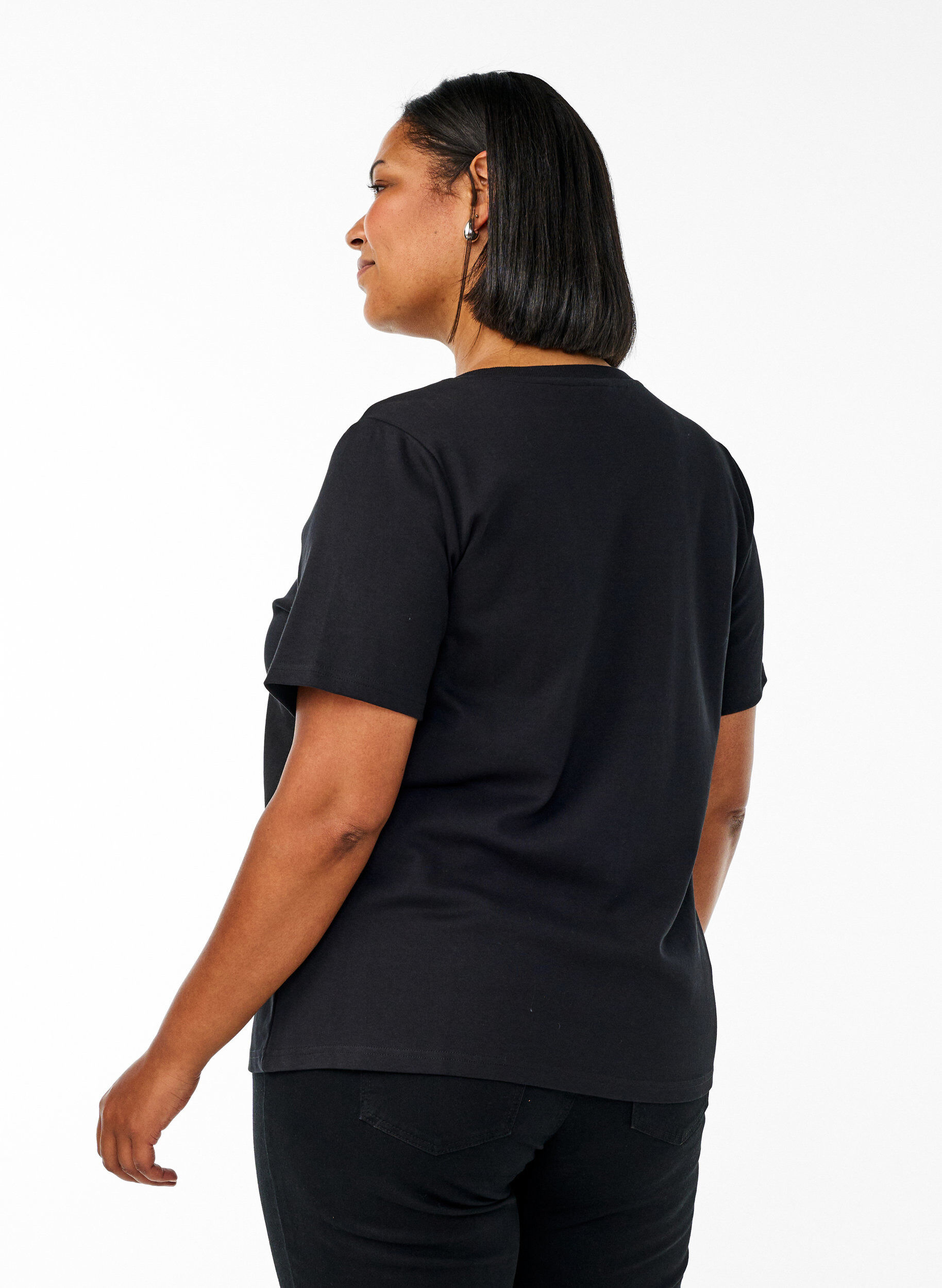 Zizzi Basic-T-Shirt mit V-Ausschnitt aus Bio-Baumwolle, Schwarz, Model image number 2