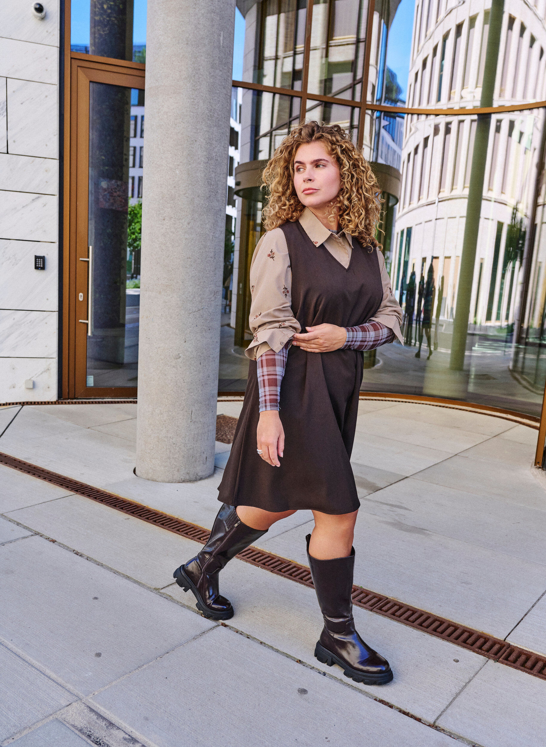 &Auml;rmelloses A-Linien-Kleid mit Nadelstreifen