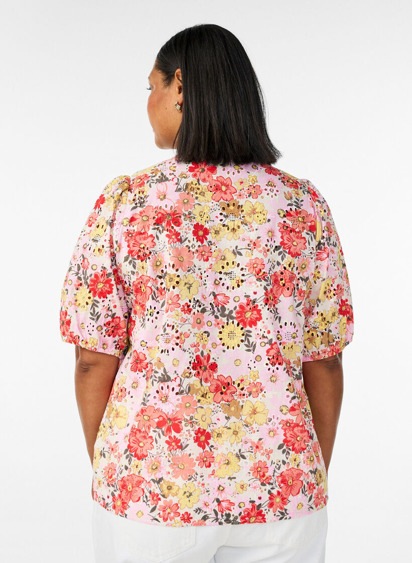 Blouse florale avec broderie ajour&eacute;e et col V, Rose, Model image number 2
