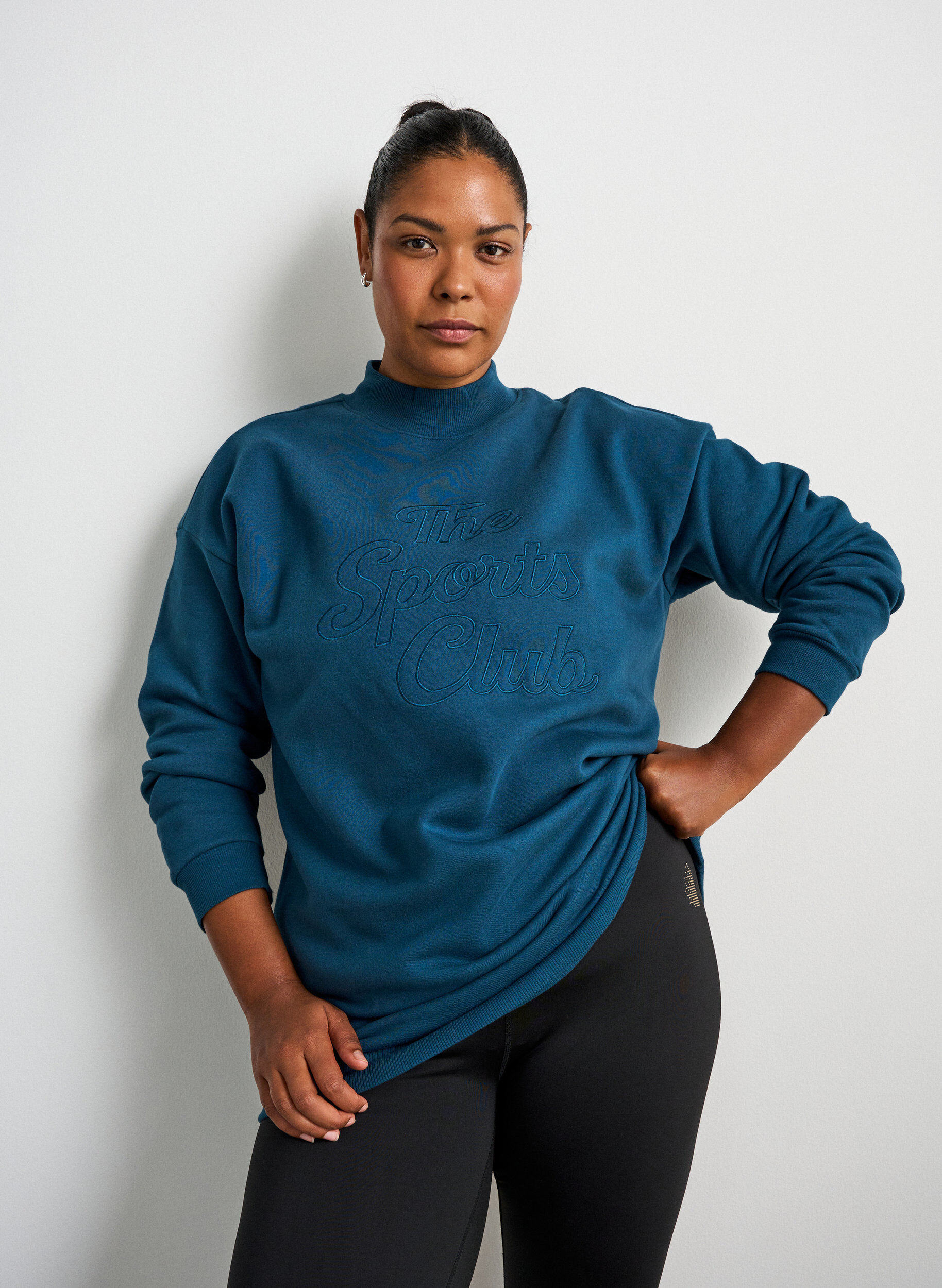 Langes Sweatshirt mit Stehkragen und gesticktem Text, Blau, Model