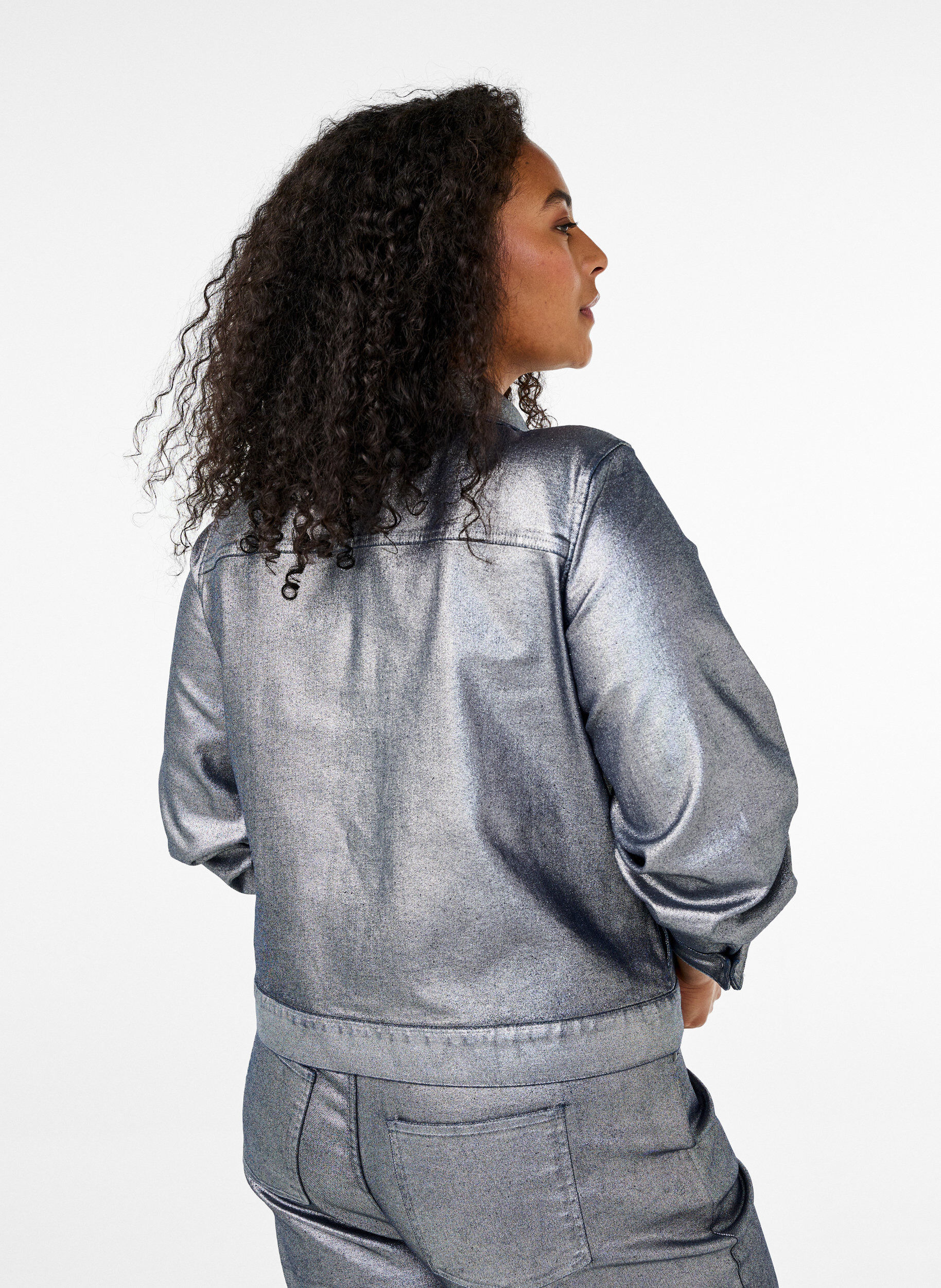Zizzi Kurze Jeansjacke in Silberbeschichtung, Gun Silver, Model image number 1