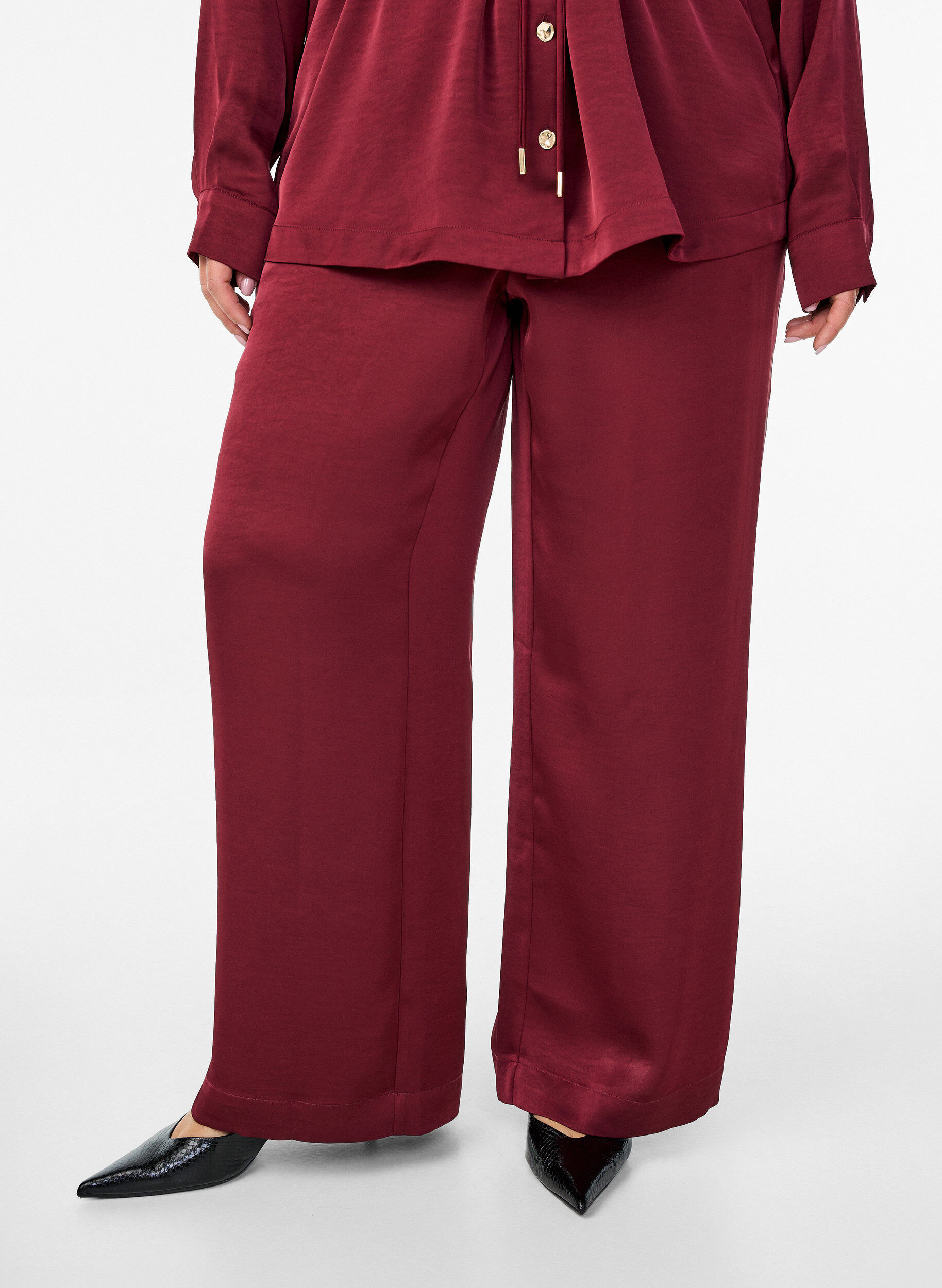 Zizzi Hose mit Satin-Look, hoher Taille und weitem Bein, Dunkles Bordeaux, Model image number 2
