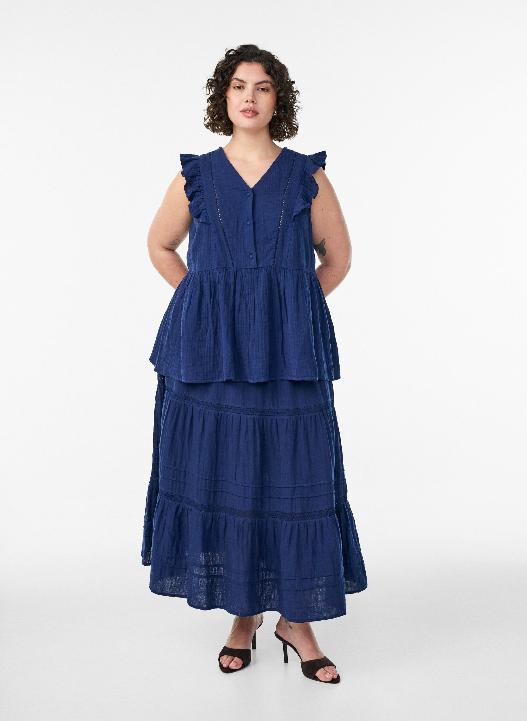 Zizzi&Auml;rmellose Bluse aus Baumwoll-Musselin mit R&uuml;schen, Blau, Model image number 1