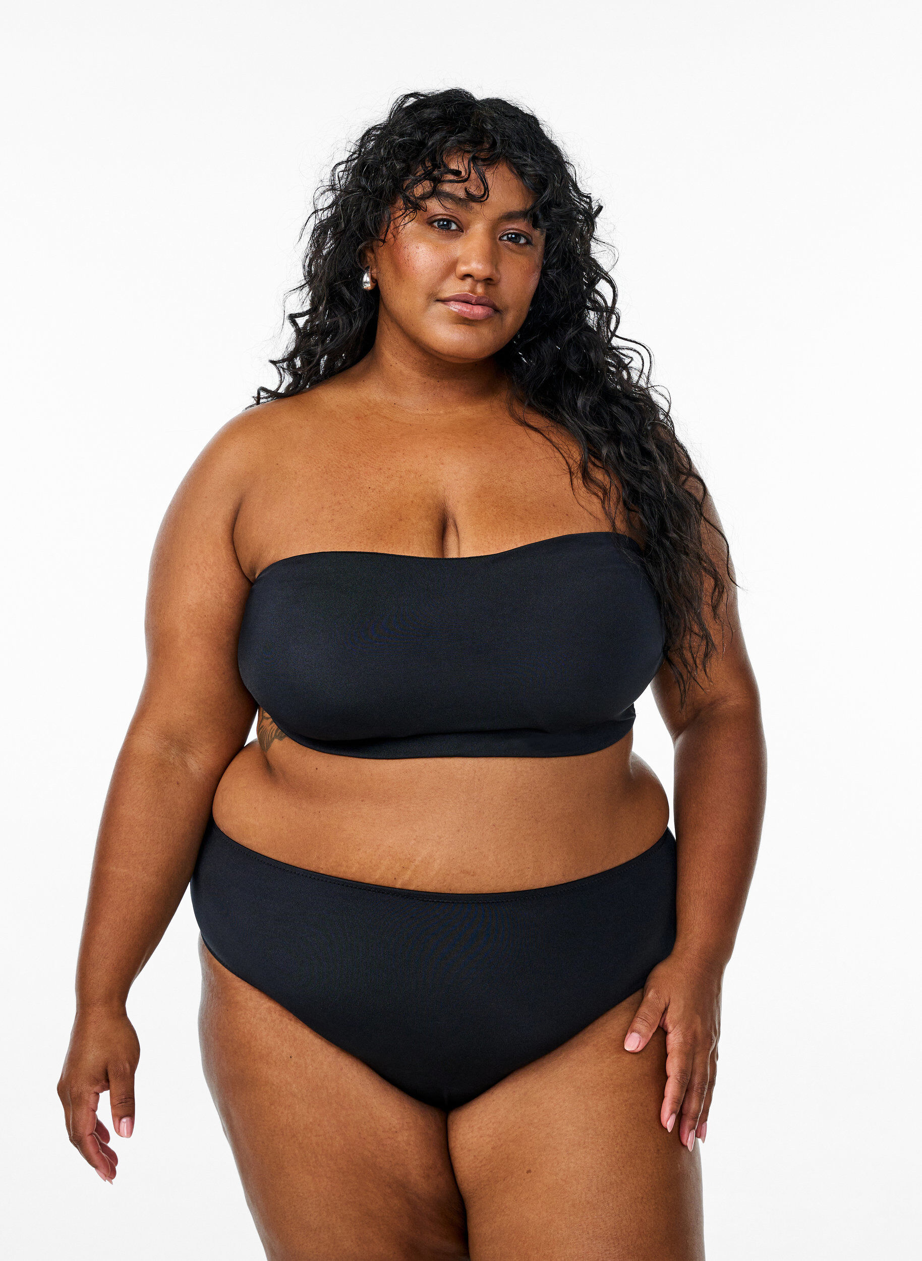 Zizzi Haut de bikini bandeau de couleur unie, Noir, Model image number 1