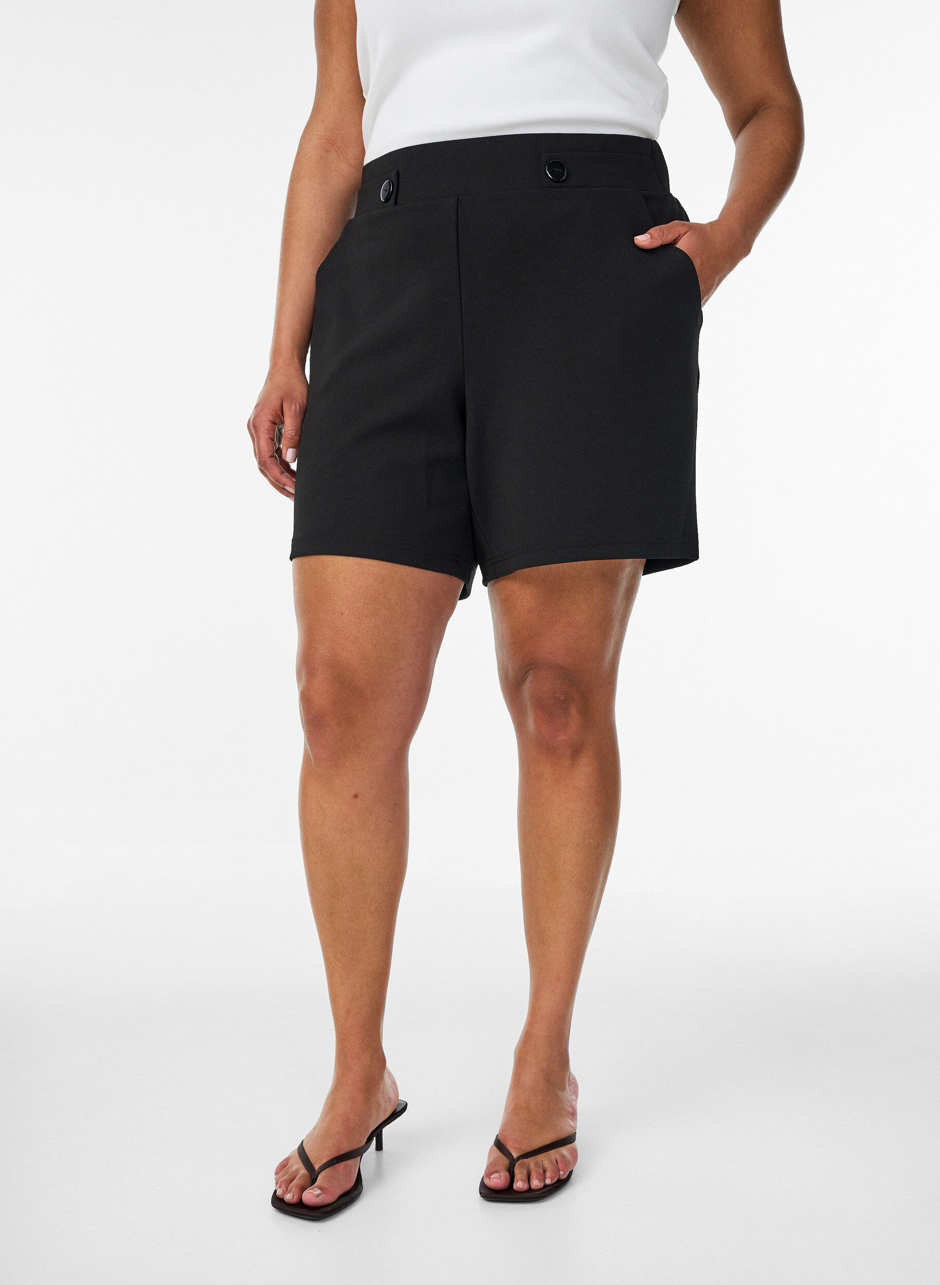 ZizziShort avec poches et coupe ample, Noir, Model image number 3