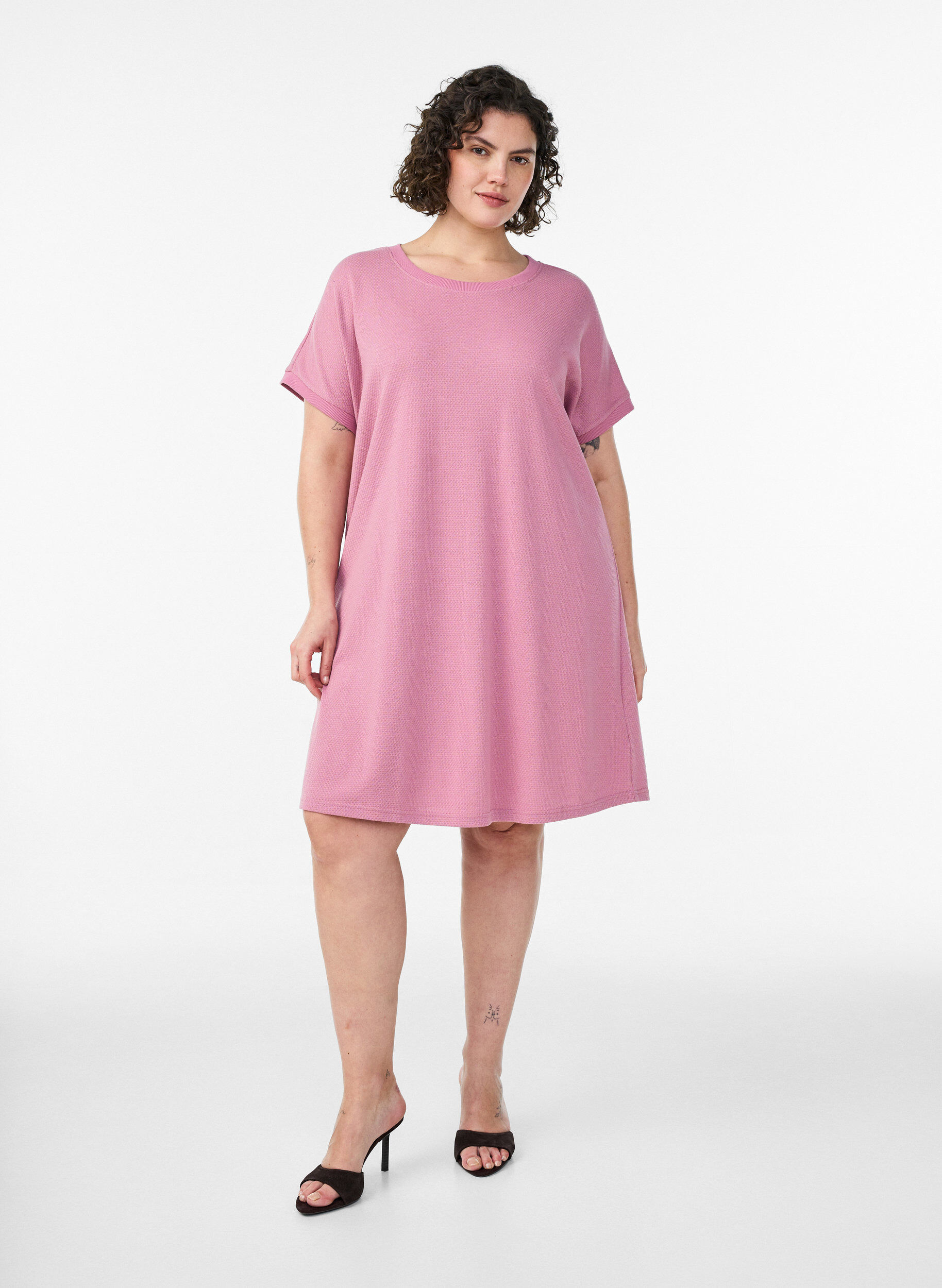 Zizzi Kurzes Kleid aus strukturiertem Jersey mit Rundhalsausschnitt, Rot, Model image number 1