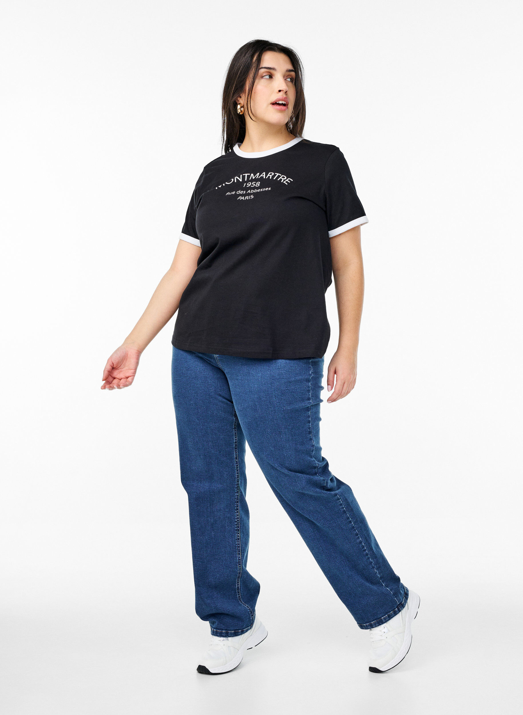 Zizzi T-Shirt mit Textaufdruck, Black w.An. Wh.Paris, Model image number 2