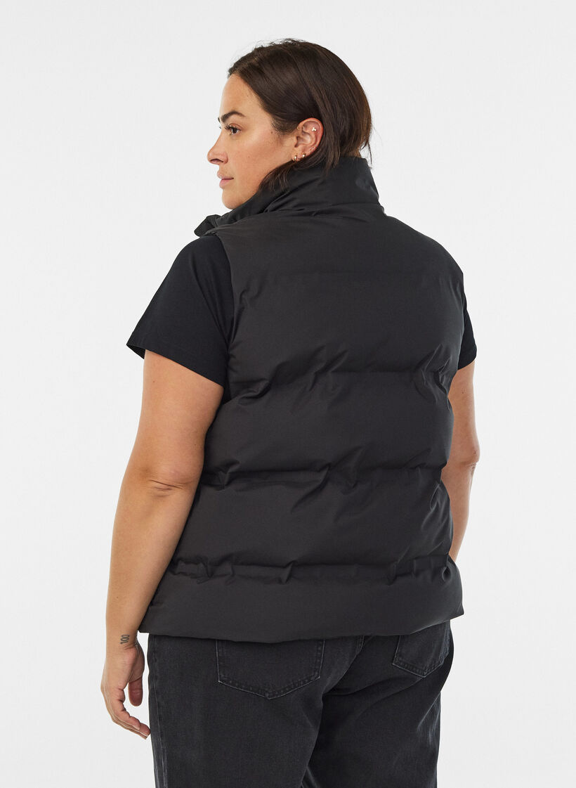 Kurze Steppweste mit hohem Kragen, Schwarz, Model image number 2