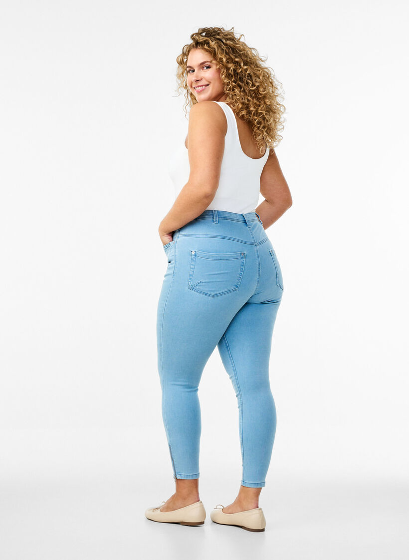 Cropped Amy Jeans mit Rei&szlig;verschluss, Blau, Model image number 1