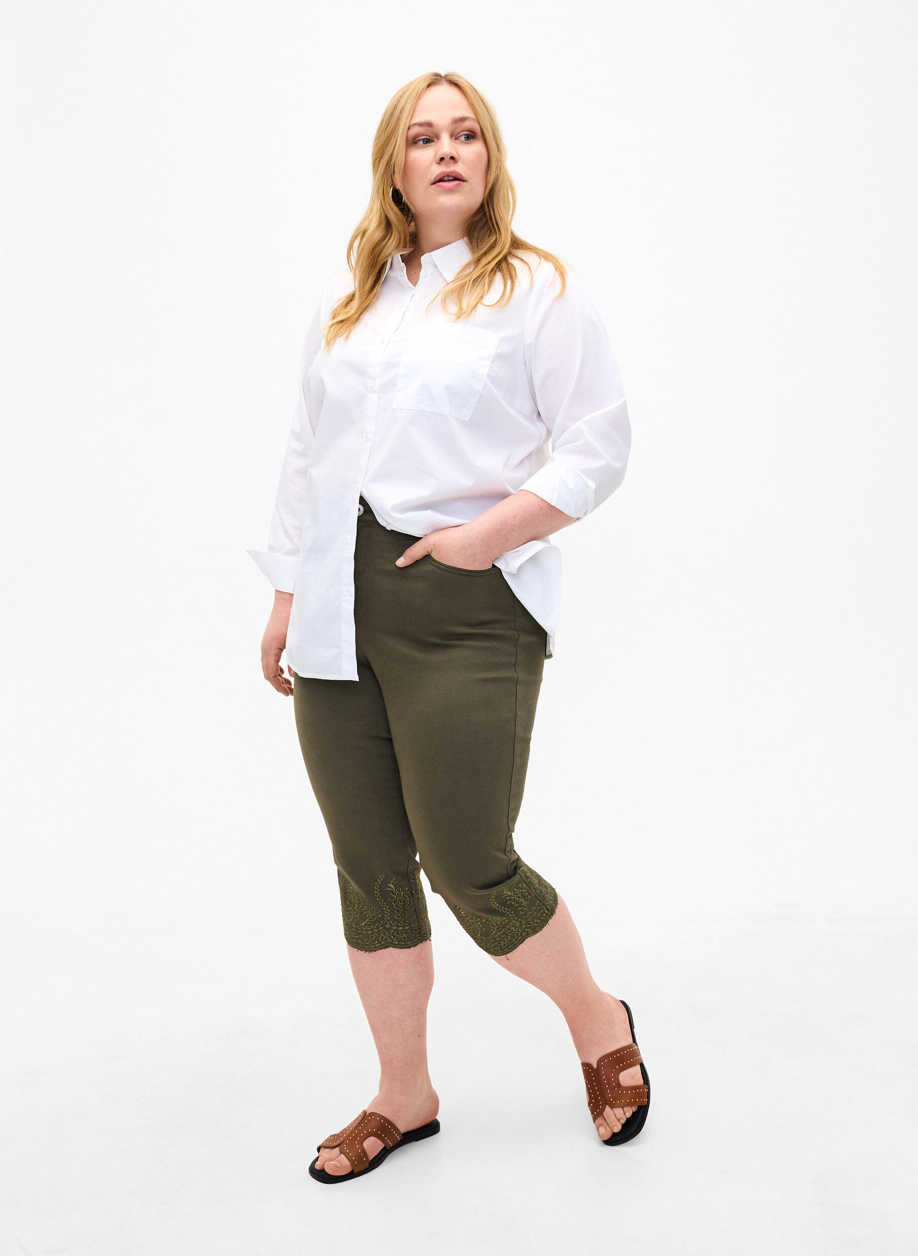 Zizzi  Caprihosen mit hohem Bund und Lochstickerei, Dusty Olive, Model image number 0