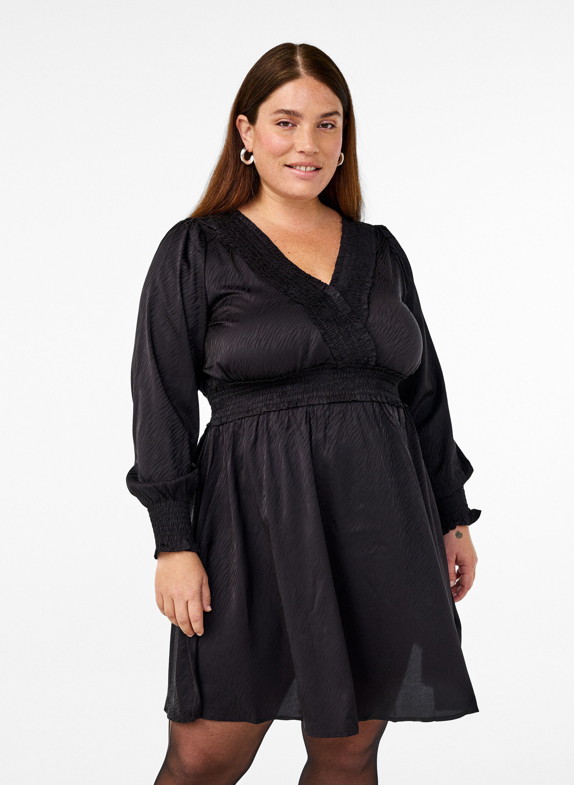 Zizzi Robe courte avec d&eacute;tails smock&eacute;s, Noir, Model image number 0