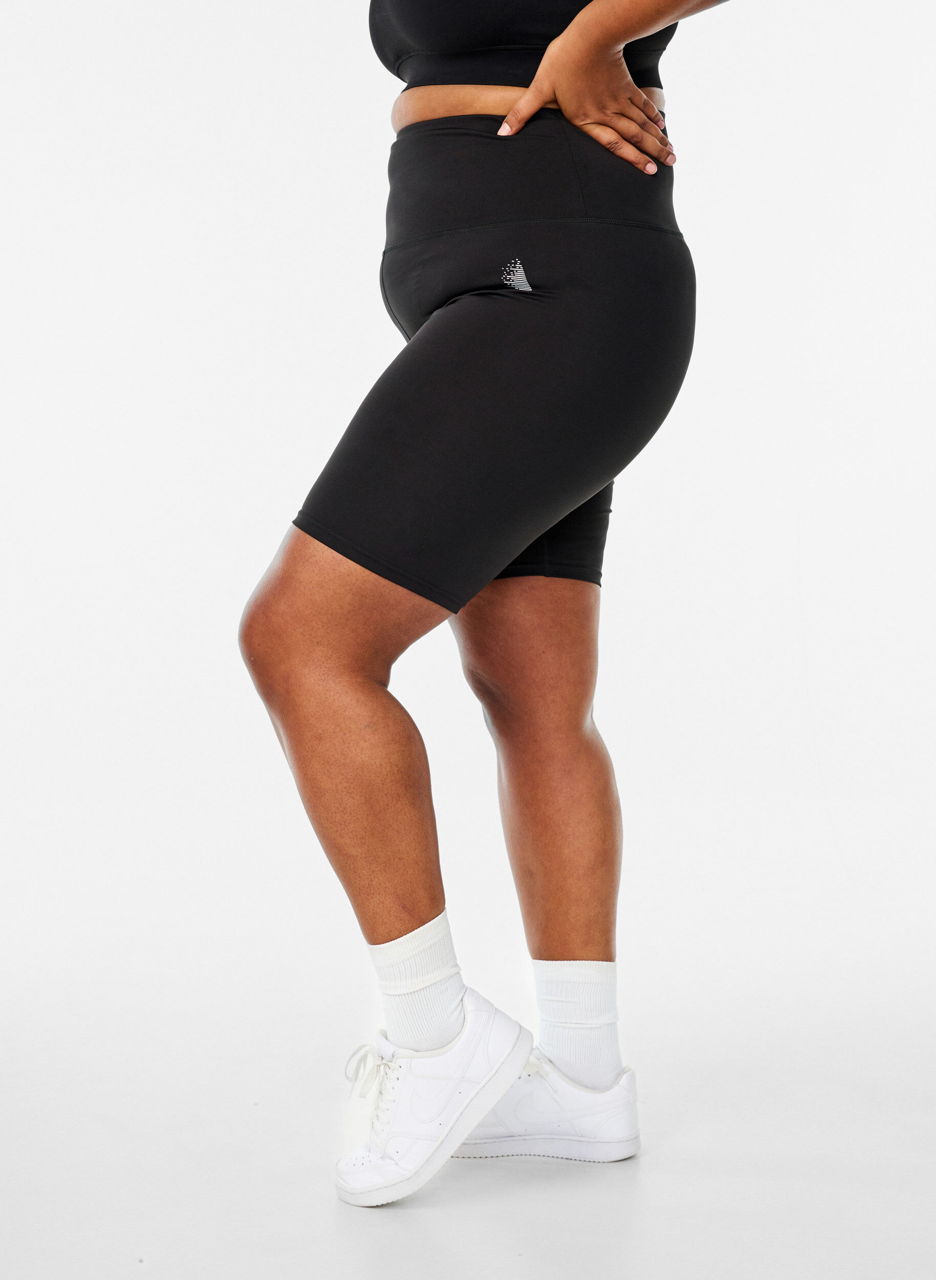 Zizzi Eng anliegende Trainingsshorts, Schwarz, Model image number 0