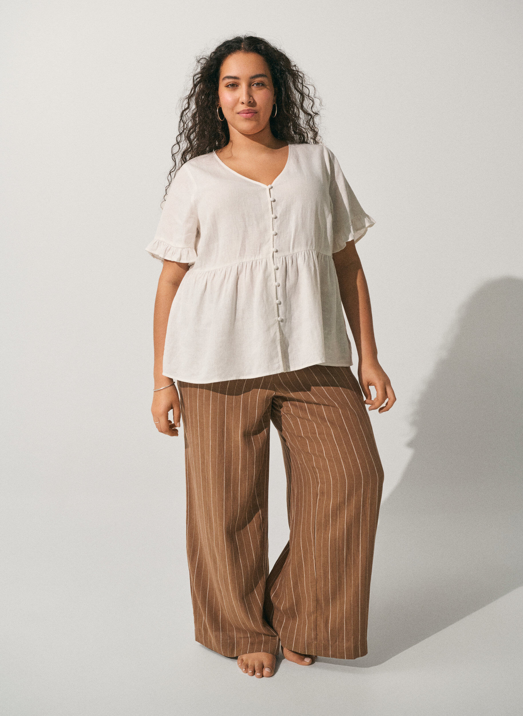 Zizzi Bluse aus Leinen und Viskose mit V-Ausschnitt und Knopfverschluss, Wei&szlig;, Image image number 0