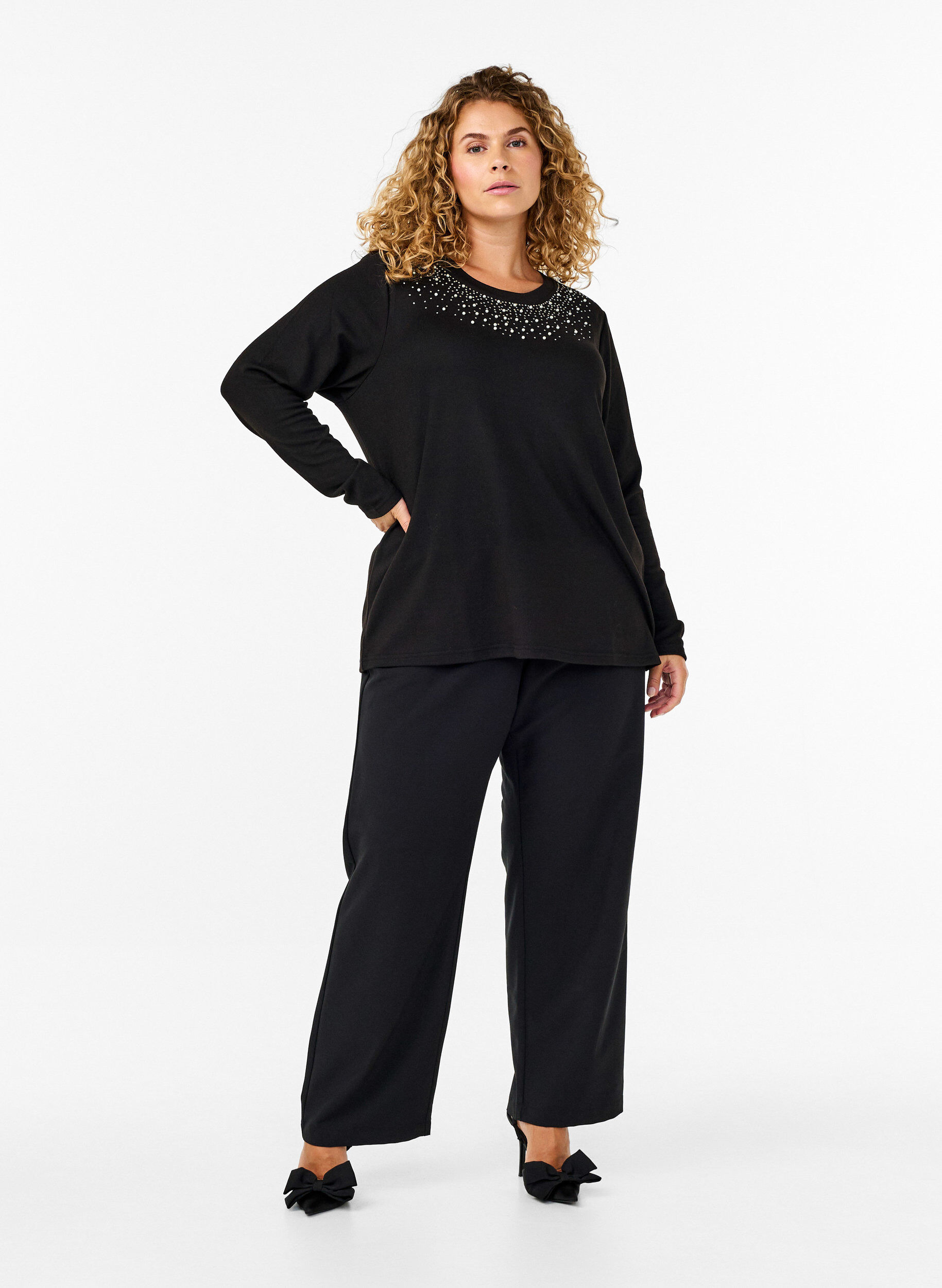 Zizzi Bluse mit Perlenverzierung, Black, Model image number 2