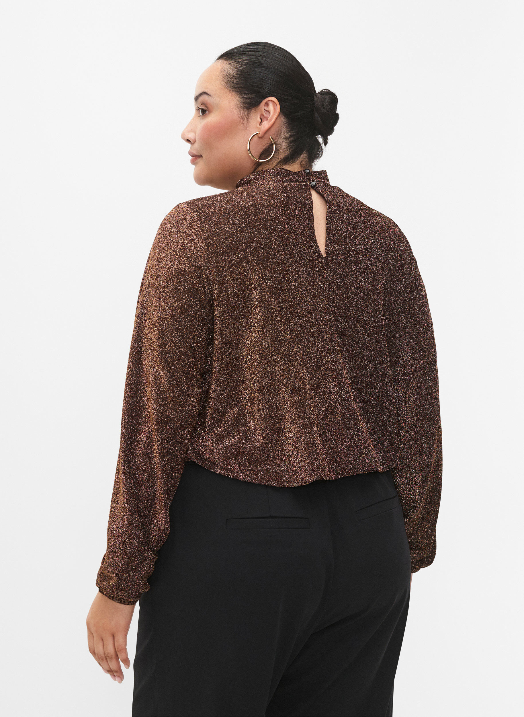 Zizzi Blouse scintillante &agrave; manches longues avec d&eacute;collet&eacute; arrondi et d&eacute;tail en V, Black Copper, Model image number 1
