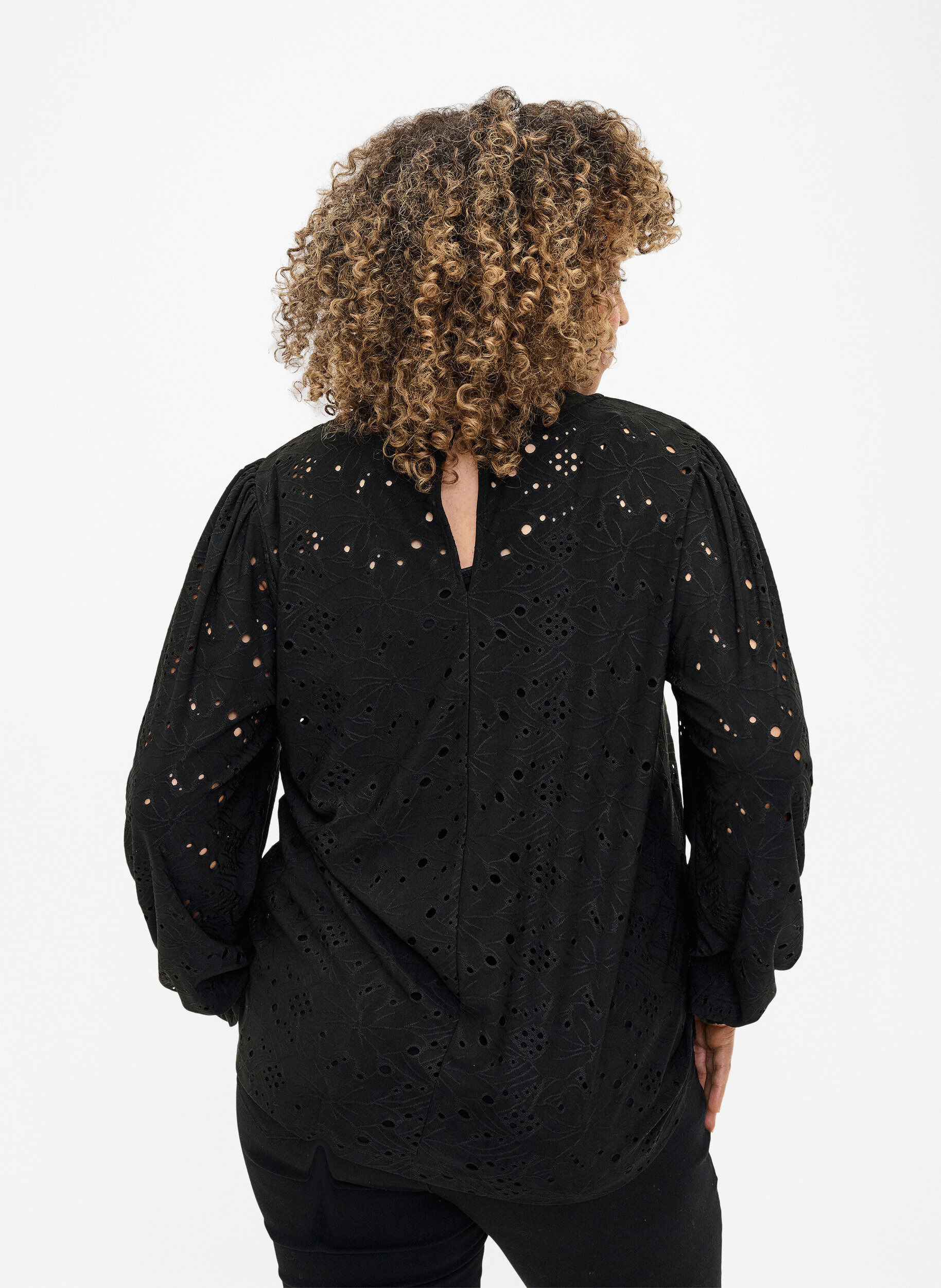 Zizzi  Lang&auml;rmlige Bluse mit Lochmuster, Black, Model image number 1