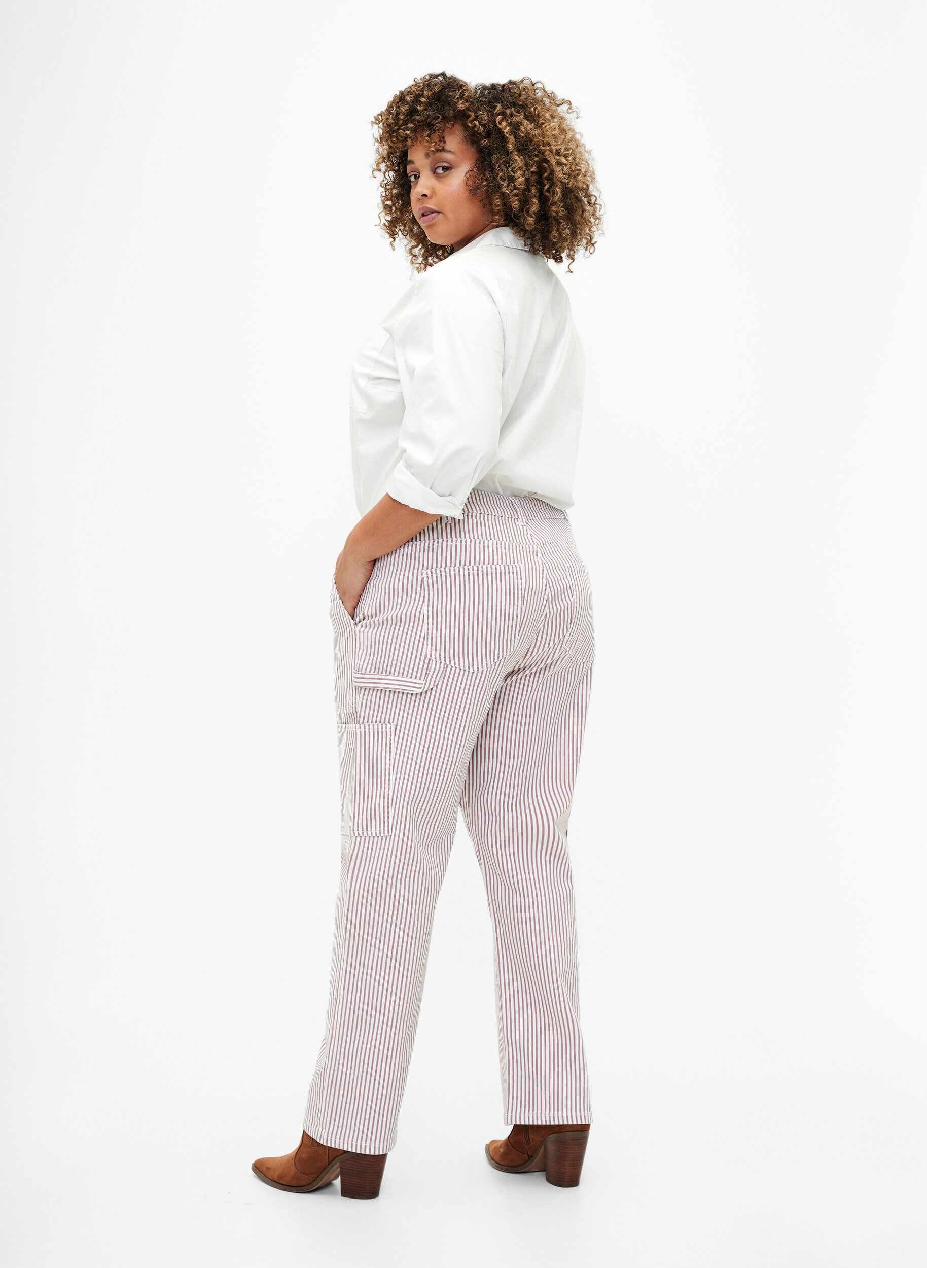 Zizzi Gestreifte Cargo-Jeans mit gerader Passform, Rose White Stripe, Model image number 1