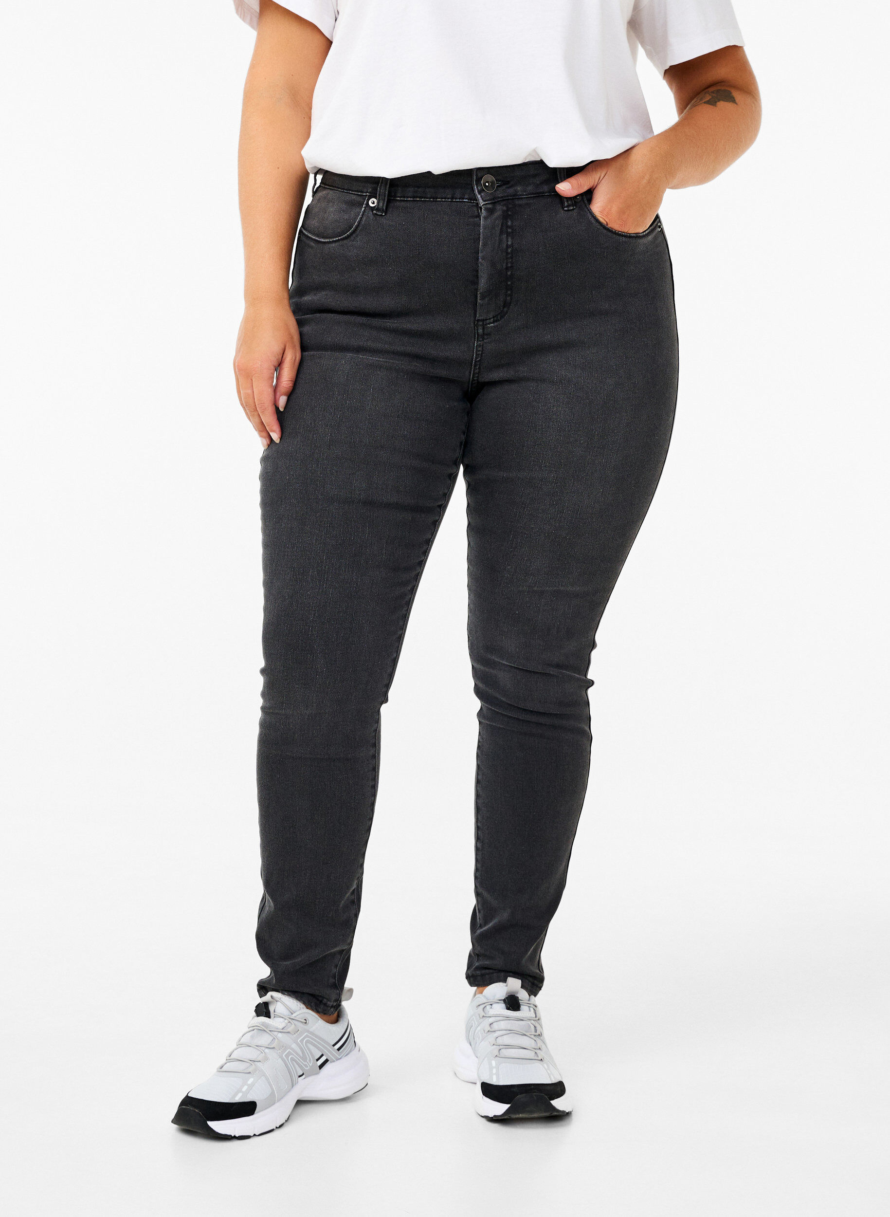 Zizzi Amy Jeans mit hoher Taille und extra schlanker Passform, Grau, Model image number 2