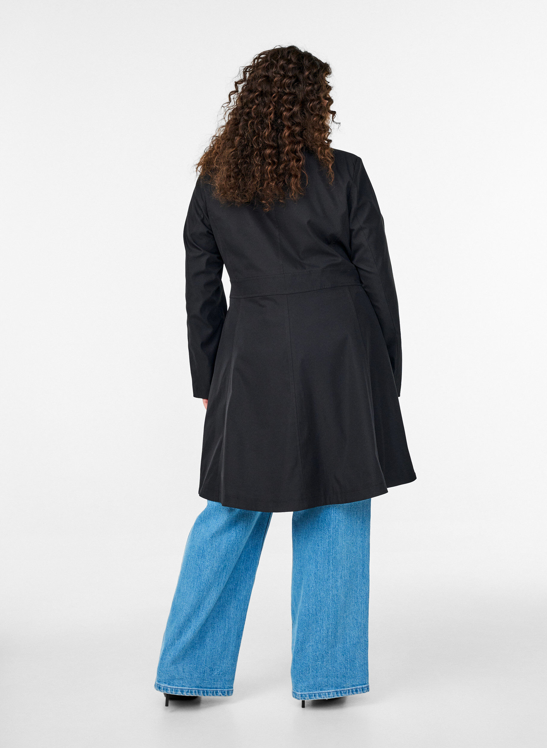 Zizzi Fr&uuml;hlingsmantel in A-Linie mit doppelreihiger Knopfleiste, Schwarz, Model image number 2
