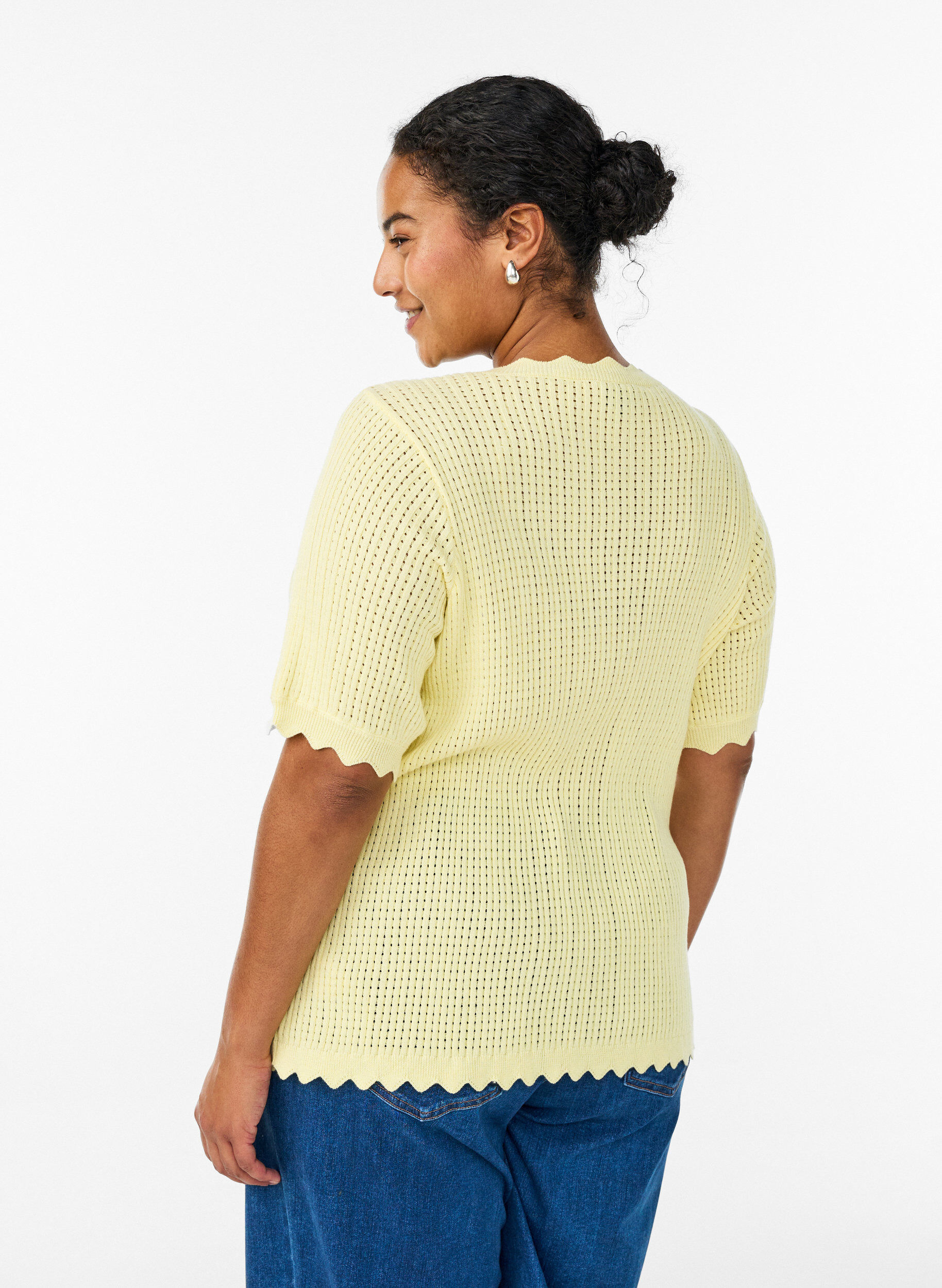 Zizzi Kurz&auml;rmelige Strickbluse mit Lochmuster und Wellenkanten, Gelb, Model image number 2