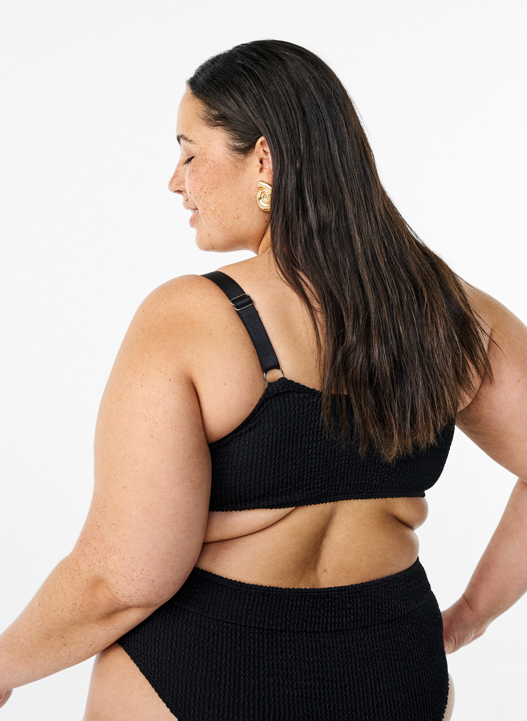 Zizzi Bikinioberteil aus Krepp mit verstellbaren Tr&auml;gern, Schwarz, Model image number 2