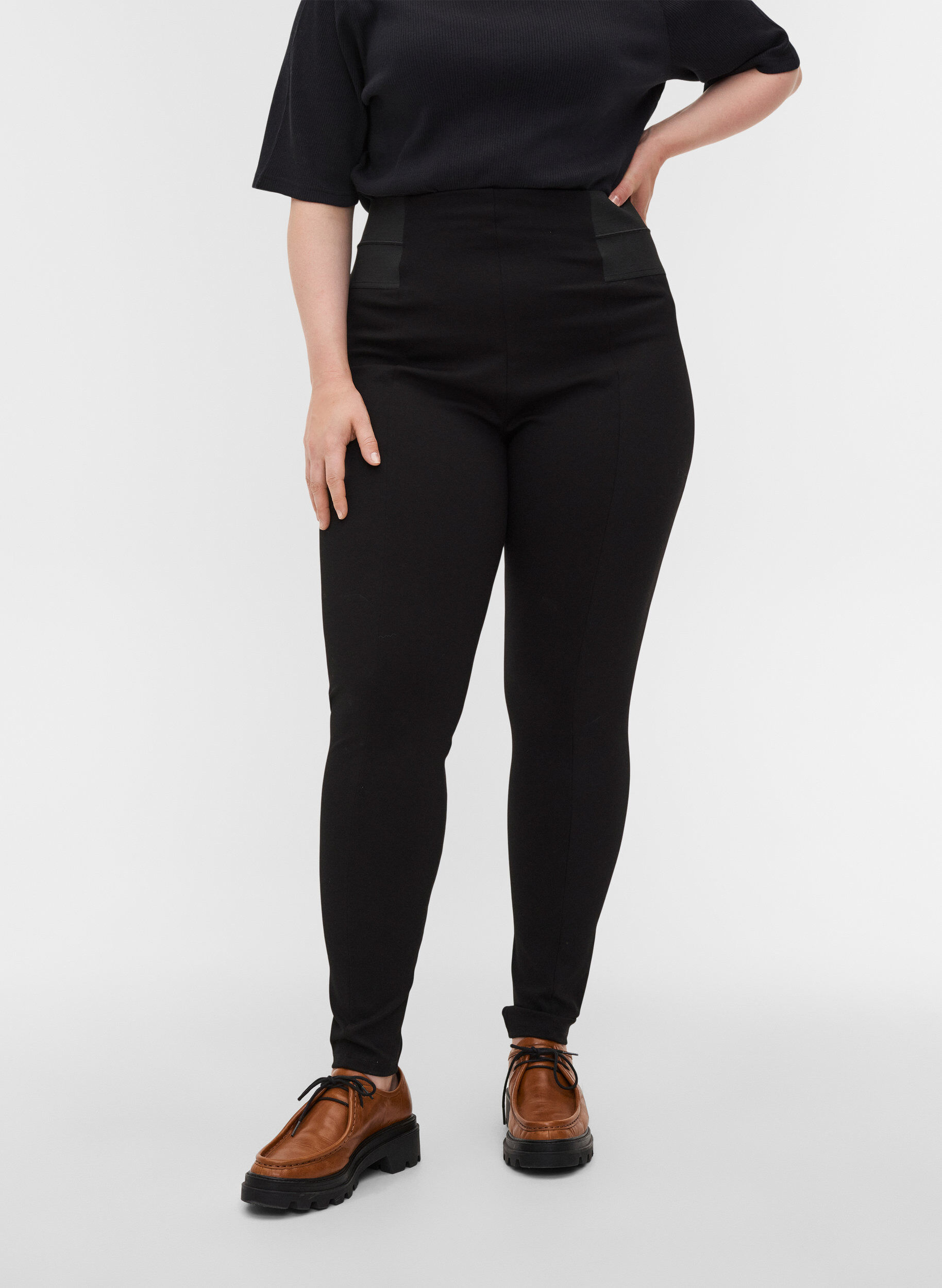 Zizzi Legging avec large &eacute;lastique &agrave; la taille, Noir, Model image number 3