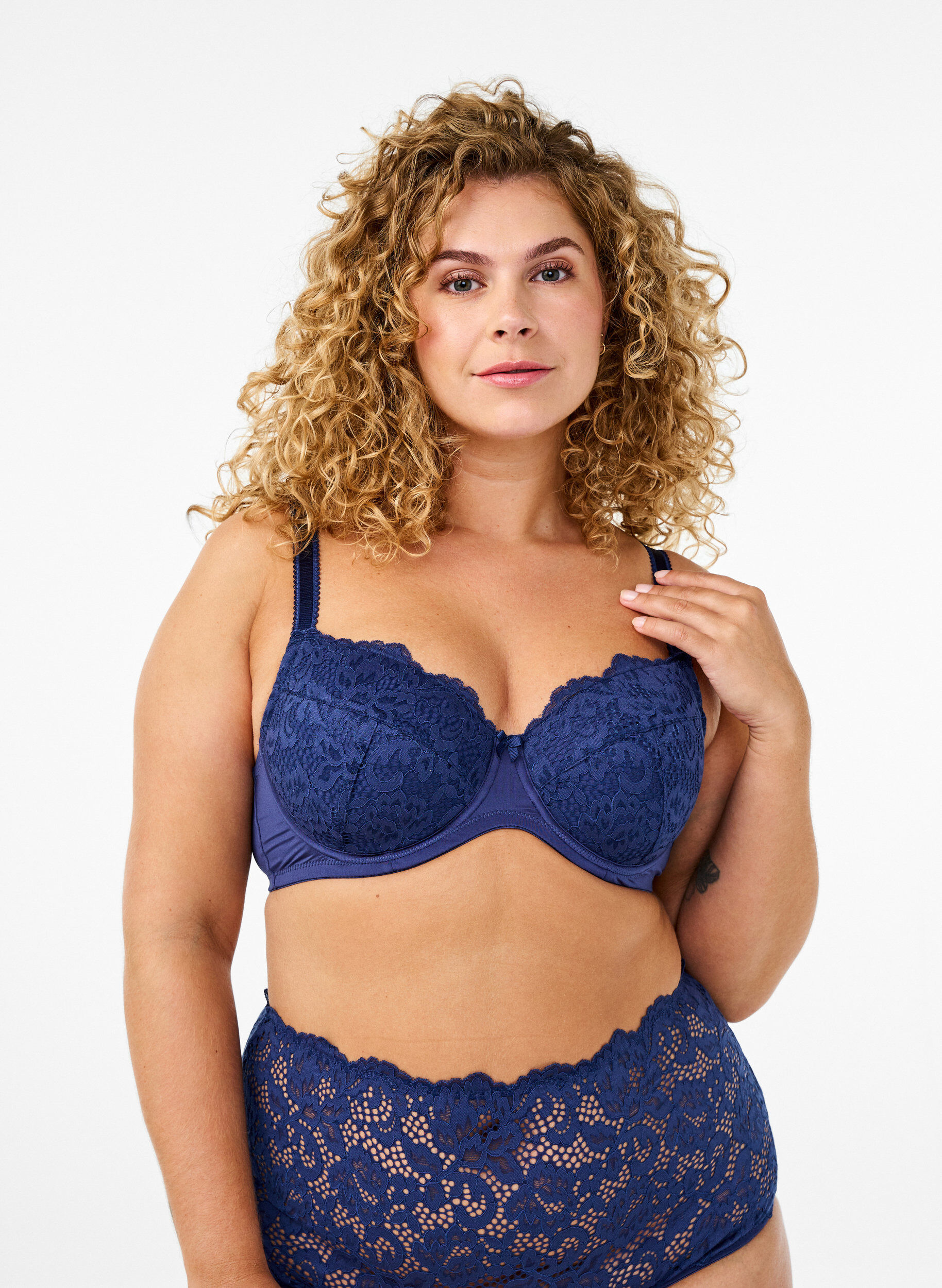 Zizzi Wattierter BH aus Mikrofaser mit Spitze, Blau, Model image number 0